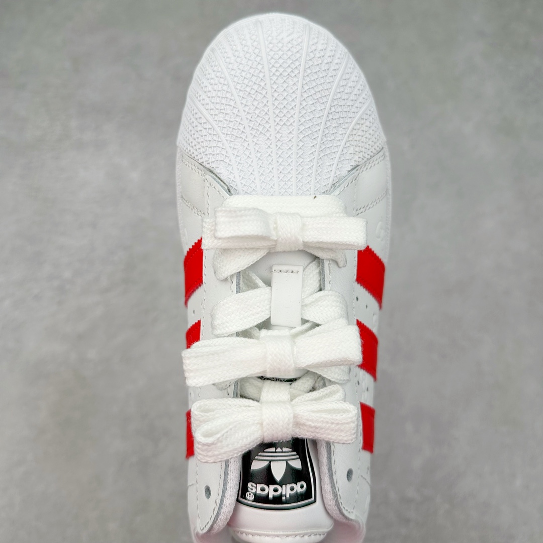 图片[4]-AD Originals Superstar 经典复古贝壳头厚底板鞋 HK0351 诞生于1969年 是第一双将全皮面鞋 身与橡胶鞋头结合在一起的低帮篮球鞋 Superstar最开始 是作为高帮篮球鞋Pro Model的低帮版本而出现的 但因为其独特和醒目的橡胶鞋头造型而让大家熟知 被大家形象地称为\\\”shelltoe\\\”贝壳头 在70年代的美国职业篮球场上 接近3/4的NBA球员都将这双Superstar作为场上用鞋 80年代之后 经过不断的改良和发展 Superstar逐渐成为横跨时装、音乐、街头文化、休闲和运动等各大领域的时尚潮鞋 尺码：35.5 36 36.5 37 38 38.5 39 40 40.5 41 42 42.5 43 44 44.5 45-选品中心