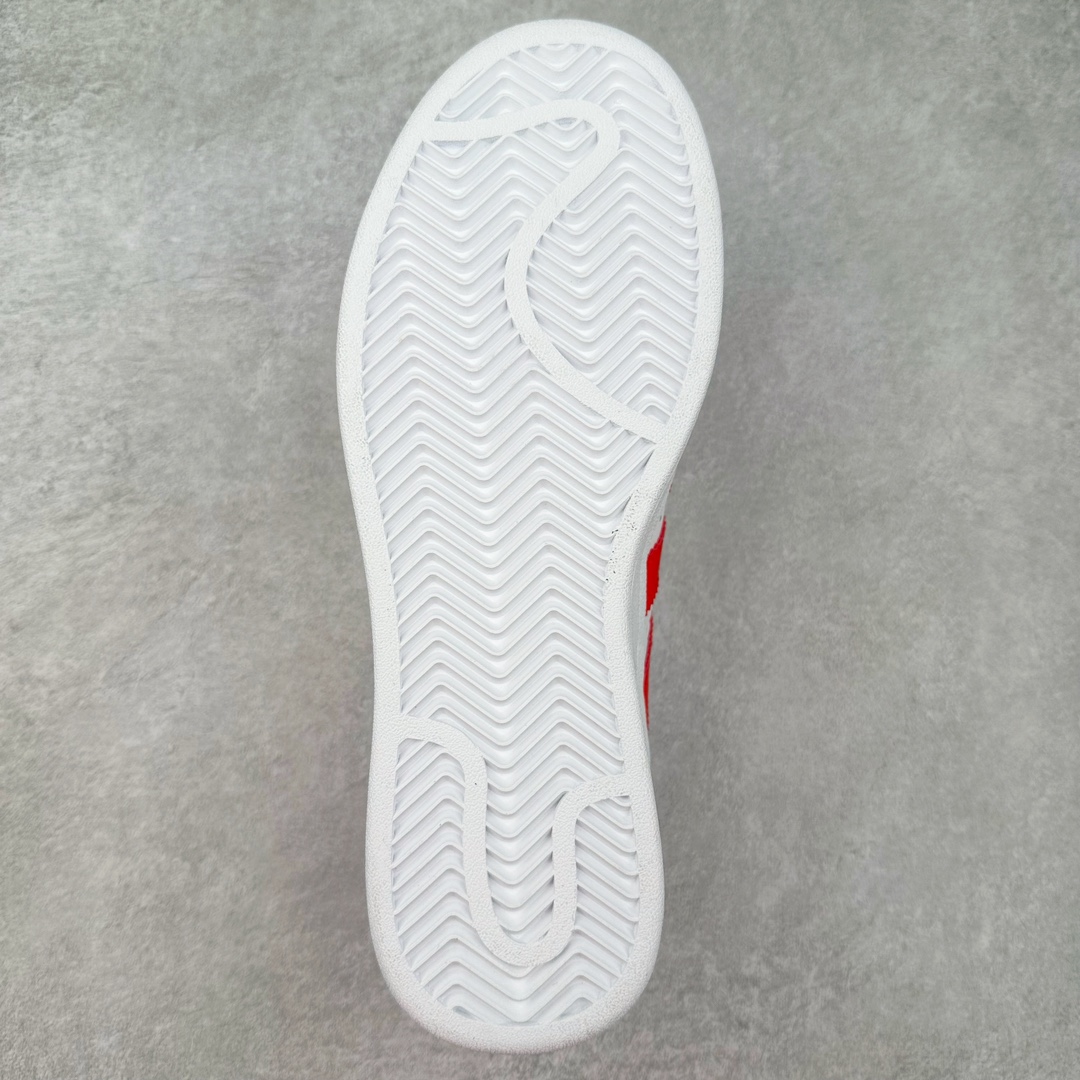 图片[9]-AD Originals Superstar 经典复古贝壳头厚底板鞋 HK0351 诞生于1969年 是第一双将全皮面鞋 身与橡胶鞋头结合在一起的低帮篮球鞋 Superstar最开始 是作为高帮篮球鞋Pro Model的低帮版本而出现的 但因为其独特和醒目的橡胶鞋头造型而让大家熟知 被大家形象地称为\\\”shelltoe\\\”贝壳头 在70年代的美国职业篮球场上 接近3/4的NBA球员都将这双Superstar作为场上用鞋 80年代之后 经过不断的改良和发展 Superstar逐渐成为横跨时装、音乐、街头文化、休闲和运动等各大领域的时尚潮鞋 尺码：35.5 36 36.5 37 38 38.5 39 40 40.5 41 42 42.5 43 44 44.5 45-选品中心