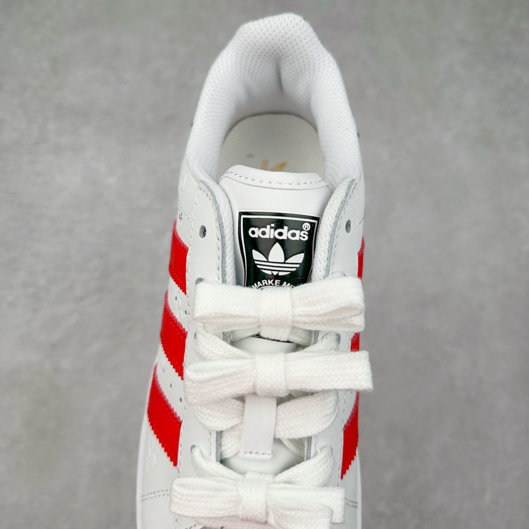 图片[5]-AD Originals Superstar 经典复古贝壳头厚底板鞋 HK0351 诞生于1969年 是第一双将全皮面鞋 身与橡胶鞋头结合在一起的低帮篮球鞋 Superstar最开始 是作为高帮篮球鞋Pro Model的低帮版本而出现的 但因为其独特和醒目的橡胶鞋头造型而让大家熟知 被大家形象地称为\\\”shelltoe\\\”贝壳头 在70年代的美国职业篮球场上 接近3/4的NBA球员都将这双Superstar作为场上用鞋 80年代之后 经过不断的改良和发展 Superstar逐渐成为横跨时装、音乐、街头文化、休闲和运动等各大领域的时尚潮鞋 尺码：35.5 36 36.5 37 38 38.5 39 40 40.5 41 42 42.5 43 44 44.5 45-选品中心