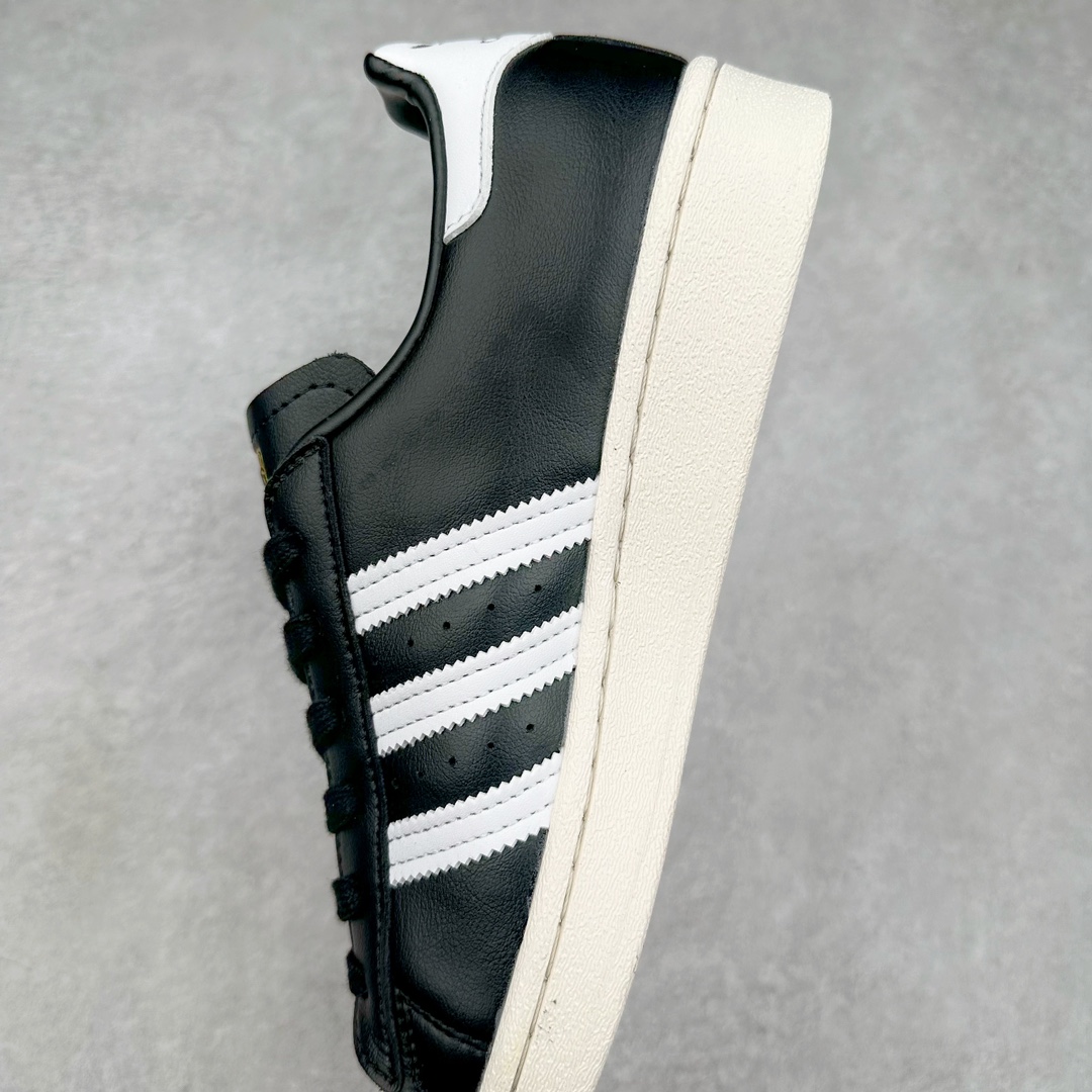 图片[7]-AD Originals Superstar 经典复古贝壳头板鞋 IF4399 诞生于1969年 是第一双将全皮面鞋 身与橡胶鞋头结合在一起的低帮篮球鞋 Superstar最开始 是作为高帮篮球鞋Pro Model的低帮版本而出现的 但因为其独特和醒目的橡胶鞋头造型而让大家熟知 被大家形象地称为\\\”shelltoe\\\”贝壳头 在70年代的美国职业篮球场上 接近3/4的NBA球员都将这双Superstar作为场上用鞋 80年代之后 经过不断的改良和发展 Superstar逐渐成为横跨时装、音乐、街头文化、休闲和运动等各大领域的时尚潮鞋 尺码：36 36.5 37 38 38.5 39 40 40.5 41 42 42.5 43 44 44.5 45-选品中心