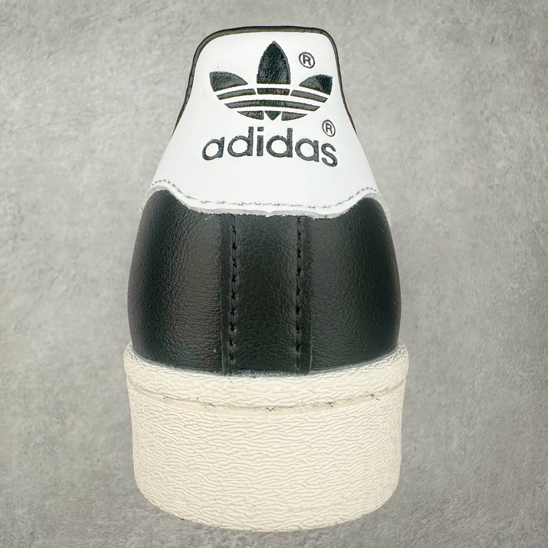 图片[8]-AD Originals Superstar 经典复古贝壳头板鞋 IF4399 诞生于1969年 是第一双将全皮面鞋 身与橡胶鞋头结合在一起的低帮篮球鞋 Superstar最开始 是作为高帮篮球鞋Pro Model的低帮版本而出现的 但因为其独特和醒目的橡胶鞋头造型而让大家熟知 被大家形象地称为\\\”shelltoe\\\”贝壳头 在70年代的美国职业篮球场上 接近3/4的NBA球员都将这双Superstar作为场上用鞋 80年代之后 经过不断的改良和发展 Superstar逐渐成为横跨时装、音乐、街头文化、休闲和运动等各大领域的时尚潮鞋 尺码：36 36.5 37 38 38.5 39 40 40.5 41 42 42.5 43 44 44.5 45-选品中心