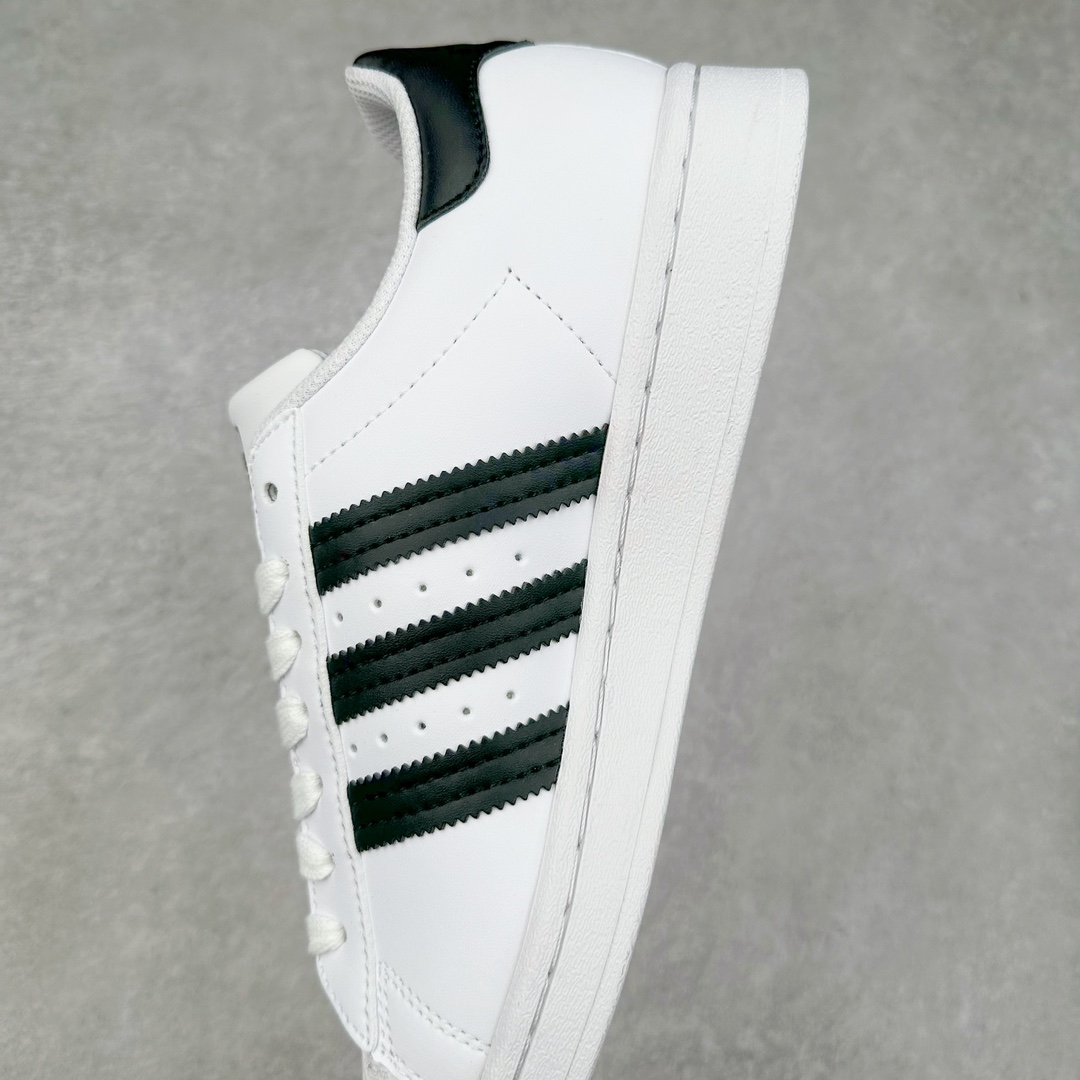 图片[7]-AD Originals Superstar 经典复古贝壳头板鞋 EG4958 诞生于1969年 是第一双将全皮面鞋 身与橡胶鞋头结合在一起的低帮篮球鞋 Superstar最开始 是作为高帮篮球鞋Pro Model的低帮版本而出现的 但因为其独特和醒目的橡胶鞋头造型而让大家熟知 被大家形象地称为\\\”shelltoe\\\”贝壳头 在70年代的美国职业篮球场上 接近3/4的NBA球员都将这双Superstar作为场上用鞋 80年代之后 经过不断的改良和发展 Superstar逐渐成为横跨时装、音乐、街头文化、休闲和运动等各大领域的时尚潮鞋 尺码：36 36.5 37 38 38.5 39 40 40.5 41 42 42.5 43 44 44.5 45-选品中心