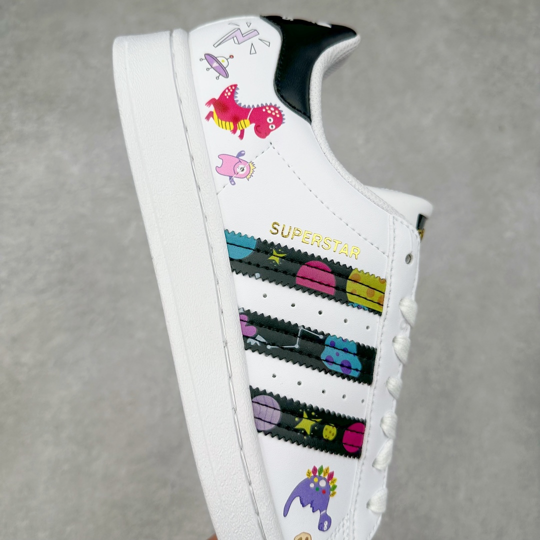 图片[6]-AD Originals Superstar 经典复古贝壳头板鞋 EG4958 诞生于1969年 是第一双将全皮面鞋 身与橡胶鞋头结合在一起的低帮篮球鞋 Superstar最开始 是作为高帮篮球鞋Pro Model的低帮版本而出现的 但因为其独特和醒目的橡胶鞋头造型而让大家熟知 被大家形象地称为\\\”shelltoe\\\”贝壳头 在70年代的美国职业篮球场上 接近3/4的NBA球员都将这双Superstar作为场上用鞋 80年代之后 经过不断的改良和发展 Superstar逐渐成为横跨时装、音乐、街头文化、休闲和运动等各大领域的时尚潮鞋 尺码：36 36.5 37 38 38.5 39 40 40.5 41 42 42.5 43 44 44.5 45-选品中心