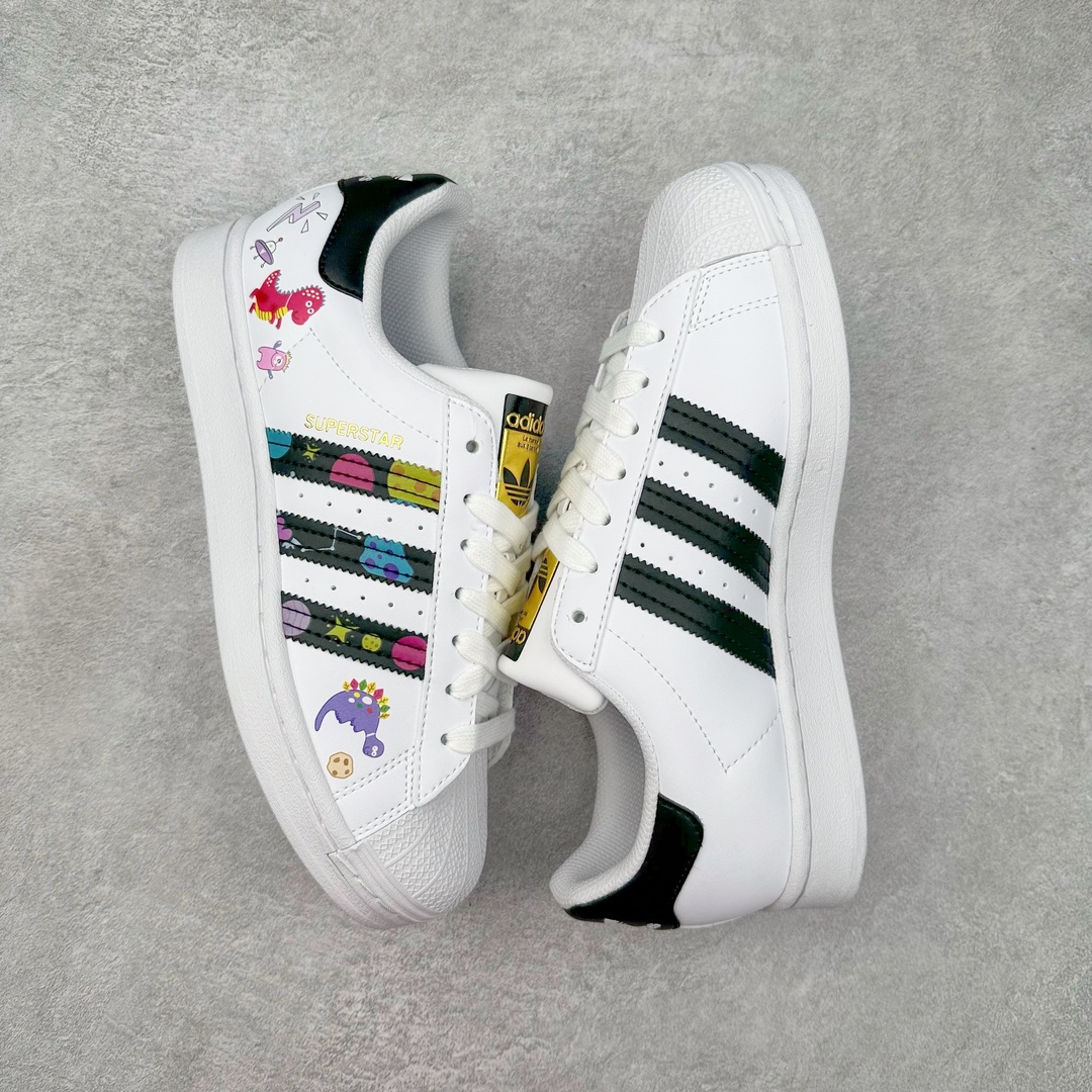 图片[3]-AD Originals Superstar 经典复古贝壳头板鞋 EG4958 诞生于1969年 是第一双将全皮面鞋 身与橡胶鞋头结合在一起的低帮篮球鞋 Superstar最开始 是作为高帮篮球鞋Pro Model的低帮版本而出现的 但因为其独特和醒目的橡胶鞋头造型而让大家熟知 被大家形象地称为\\\”shelltoe\\\”贝壳头 在70年代的美国职业篮球场上 接近3/4的NBA球员都将这双Superstar作为场上用鞋 80年代之后 经过不断的改良和发展 Superstar逐渐成为横跨时装、音乐、街头文化、休闲和运动等各大领域的时尚潮鞋 尺码：36 36.5 37 38 38.5 39 40 40.5 41 42 42.5 43 44 44.5 45-选品中心