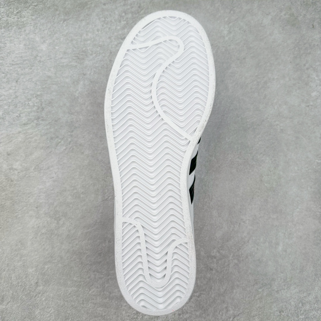 图片[9]-AD Originals Superstar 经典复古贝壳头板鞋 EG4958 诞生于1969年 是第一双将全皮面鞋 身与橡胶鞋头结合在一起的低帮篮球鞋 Superstar最开始 是作为高帮篮球鞋Pro Model的低帮版本而出现的 但因为其独特和醒目的橡胶鞋头造型而让大家熟知 被大家形象地称为\\\”shelltoe\\\”贝壳头 在70年代的美国职业篮球场上 接近3/4的NBA球员都将这双Superstar作为场上用鞋 80年代之后 经过不断的改良和发展 Superstar逐渐成为横跨时装、音乐、街头文化、休闲和运动等各大领域的时尚潮鞋 尺码：36 36.5 37 38 38.5 39 40 40.5 41 42 42.5 43 44 44.5 45-选品中心