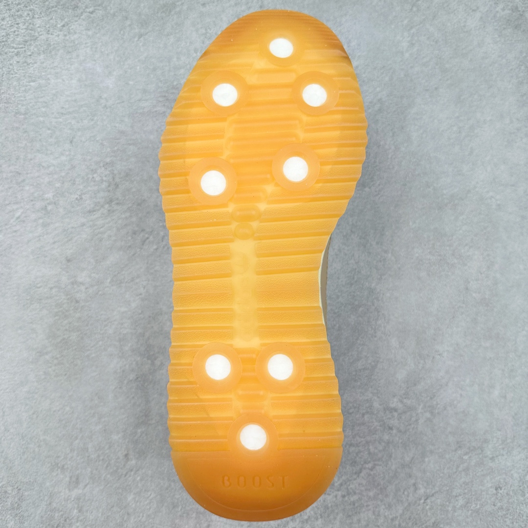 图片[9]-AD SL72 RS系列德训足球风百搭低帮休闲运动板鞋 阿迪达斯Originals推出复古「T头鞋」造型的SL72鞋款复刻，有男女两款可选。男生款为SL72RS，鞋型挺立饱满，鞋底增加高度，采用麂皮与布面制作，符合复古氛围；女生款为SL72OGW，致敬经典款式，鞋身纤细，还原70年代设计，以绿色呈现，点缀金色细节。多款配色可选。「T 头鞋」这两年有多火大家见到了吧？明星、穿搭博主几乎人手一双，凭借复古味的外观，以及亲民的价格，同样成为了不少球鞋玩家日常上脚首选。近日 adidas Originals 将有「T 头鞋」造型的诞生于 1972 年的 SL72 鞋款复刻带回，各位买鞋又有新选择了。1972 年 SL72 问世后，引领了后来阿迪达斯的跑鞋发展方向，其中「SL」代表了 Super Light，彰显了产品轻便的特性。1972 年 SL72 问世后，引领了后来阿迪达斯的跑鞋发展方向，其中「SL」代表了 Super Light，彰显了产品轻便的特性。这次 adidas Originals 延续其轻质经典的基因，带来男女两款 SL72。男生款带来 SL72 RS 鞋型，RS 意为 Reshaped（重塑），鞋款在保留了经典的外观基础上，在尼龙材质里增加了填充物，使鞋型更加挺立和饱满，鞋头则更加圆润，鞋底的 EVA 材质则增加了鞋款的高度。女生款则带来 SL72 OG W 鞋型，OG 顾名思义则是致敬经典款式，相较于 RS（Reshaped）鞋款，鞋身更加纤细，其整体鞋身轮廓、线条、细节、材质上尊崇 70 年代 SL72 的设计，还原经典味道。尺码：36 36⅔ 37⅓ 38 38⅔ 39⅓ 40 40⅔ 41⅓ 42 42⅔ 43⅓ 44 44⅔ 45-选品中心