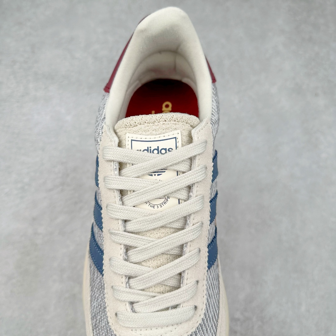 图片[5]-AD SL72 RS系列德训足球风百搭低帮休闲运动板鞋 阿迪达斯Originals推出复古「T头鞋」造型的SL72鞋款复刻，有男女两款可选。男生款为SL72RS，鞋型挺立饱满，鞋底增加高度，采用麂皮与布面制作，符合复古氛围；女生款为SL72OGW，致敬经典款式，鞋身纤细，还原70年代设计，以绿色呈现，点缀金色细节。多款配色可选。「T 头鞋」这两年有多火大家见到了吧？明星、穿搭博主几乎人手一双，凭借复古味的外观，以及亲民的价格，同样成为了不少球鞋玩家日常上脚首选。近日 adidas Originals 将有「T 头鞋」造型的诞生于 1972 年的 SL72 鞋款复刻带回，各位买鞋又有新选择了。1972 年 SL72 问世后，引领了后来阿迪达斯的跑鞋发展方向，其中「SL」代表了 Super Light，彰显了产品轻便的特性。1972 年 SL72 问世后，引领了后来阿迪达斯的跑鞋发展方向，其中「SL」代表了 Super Light，彰显了产品轻便的特性。这次 adidas Originals 延续其轻质经典的基因，带来男女两款 SL72。男生款带来 SL72 RS 鞋型，RS 意为 Reshaped（重塑），鞋款在保留了经典的外观基础上，在尼龙材质里增加了填充物，使鞋型更加挺立和饱满，鞋头则更加圆润，鞋底的 EVA 材质则增加了鞋款的高度。女生款则带来 SL72 OG W 鞋型，OG 顾名思义则是致敬经典款式，相较于 RS（Reshaped）鞋款，鞋身更加纤细，其整体鞋身轮廓、线条、细节、材质上尊崇 70 年代 SL72 的设计，还原经典味道。尺码：36 36⅔ 37⅓ 38 38⅔ 39⅓ 40 40⅔ 41⅓ 42 42⅔ 43⅓ 44 44⅔ 45-选品中心