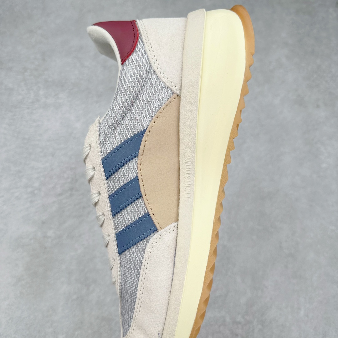 图片[7]-AD SL72 RS系列德训足球风百搭低帮休闲运动板鞋 阿迪达斯Originals推出复古「T头鞋」造型的SL72鞋款复刻，有男女两款可选。男生款为SL72RS，鞋型挺立饱满，鞋底增加高度，采用麂皮与布面制作，符合复古氛围；女生款为SL72OGW，致敬经典款式，鞋身纤细，还原70年代设计，以绿色呈现，点缀金色细节。多款配色可选。「T 头鞋」这两年有多火大家见到了吧？明星、穿搭博主几乎人手一双，凭借复古味的外观，以及亲民的价格，同样成为了不少球鞋玩家日常上脚首选。近日 adidas Originals 将有「T 头鞋」造型的诞生于 1972 年的 SL72 鞋款复刻带回，各位买鞋又有新选择了。1972 年 SL72 问世后，引领了后来阿迪达斯的跑鞋发展方向，其中「SL」代表了 Super Light，彰显了产品轻便的特性。1972 年 SL72 问世后，引领了后来阿迪达斯的跑鞋发展方向，其中「SL」代表了 Super Light，彰显了产品轻便的特性。这次 adidas Originals 延续其轻质经典的基因，带来男女两款 SL72。男生款带来 SL72 RS 鞋型，RS 意为 Reshaped（重塑），鞋款在保留了经典的外观基础上，在尼龙材质里增加了填充物，使鞋型更加挺立和饱满，鞋头则更加圆润，鞋底的 EVA 材质则增加了鞋款的高度。女生款则带来 SL72 OG W 鞋型，OG 顾名思义则是致敬经典款式，相较于 RS（Reshaped）鞋款，鞋身更加纤细，其整体鞋身轮廓、线条、细节、材质上尊崇 70 年代 SL72 的设计，还原经典味道。尺码：36 36⅔ 37⅓ 38 38⅔ 39⅓ 40 40⅔ 41⅓ 42 42⅔ 43⅓ 44 44⅔ 45-选品中心