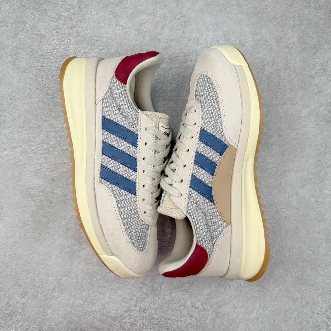 图片[3]-AD SL72 RS系列德训足球风百搭低帮休闲运动板鞋 阿迪达斯Originals推出复古「T头鞋」造型的SL72鞋款复刻，有男女两款可选。男生款为SL72RS，鞋型挺立饱满，鞋底增加高度，采用麂皮与布面制作，符合复古氛围；女生款为SL72OGW，致敬经典款式，鞋身纤细，还原70年代设计，以绿色呈现，点缀金色细节。多款配色可选。「T 头鞋」这两年有多火大家见到了吧？明星、穿搭博主几乎人手一双，凭借复古味的外观，以及亲民的价格，同样成为了不少球鞋玩家日常上脚首选。近日 adidas Originals 将有「T 头鞋」造型的诞生于 1972 年的 SL72 鞋款复刻带回，各位买鞋又有新选择了。1972 年 SL72 问世后，引领了后来阿迪达斯的跑鞋发展方向，其中「SL」代表了 Super Light，彰显了产品轻便的特性。1972 年 SL72 问世后，引领了后来阿迪达斯的跑鞋发展方向，其中「SL」代表了 Super Light，彰显了产品轻便的特性。这次 adidas Originals 延续其轻质经典的基因，带来男女两款 SL72。男生款带来 SL72 RS 鞋型，RS 意为 Reshaped（重塑），鞋款在保留了经典的外观基础上，在尼龙材质里增加了填充物，使鞋型更加挺立和饱满，鞋头则更加圆润，鞋底的 EVA 材质则增加了鞋款的高度。女生款则带来 SL72 OG W 鞋型，OG 顾名思义则是致敬经典款式，相较于 RS（Reshaped）鞋款，鞋身更加纤细，其整体鞋身轮廓、线条、细节、材质上尊崇 70 年代 SL72 的设计，还原经典味道。尺码：36 36⅔ 37⅓ 38 38⅔ 39⅓ 40 40⅔ 41⅓ 42 42⅔ 43⅓ 44 44⅔ 45-选品中心