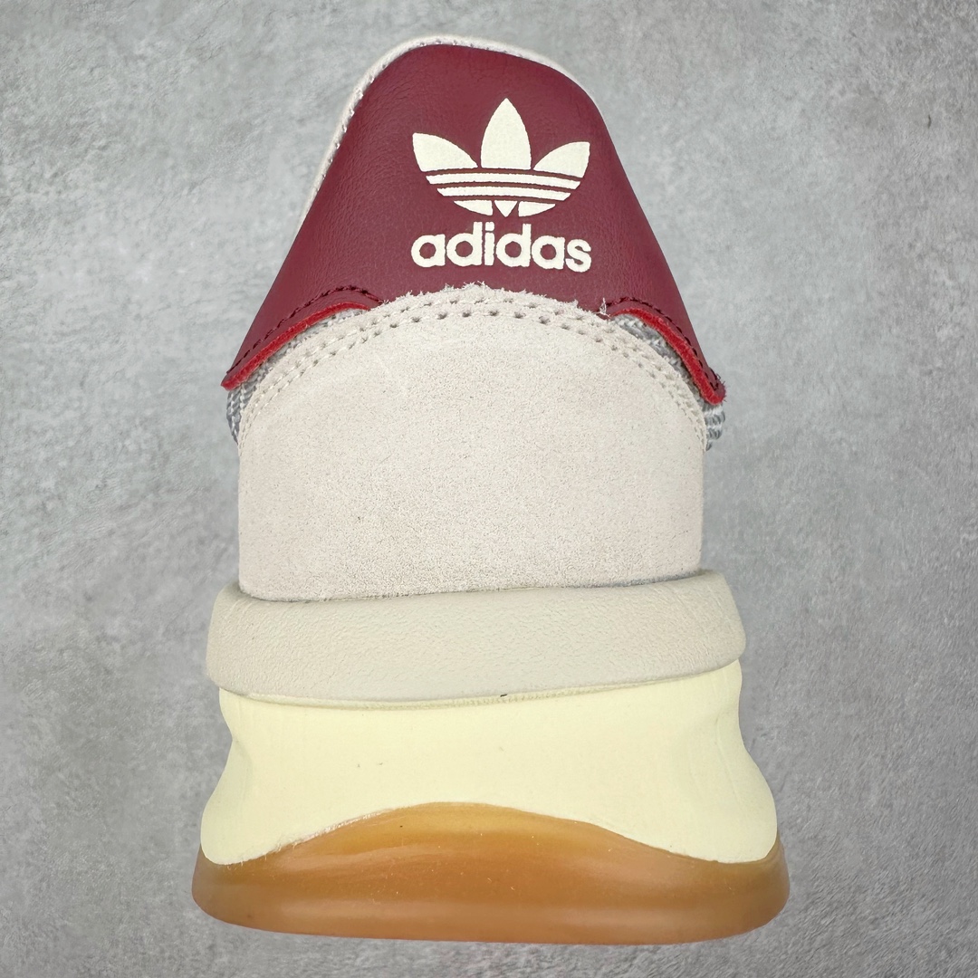 图片[8]-AD SL72 RS系列德训足球风百搭低帮休闲运动板鞋 阿迪达斯Originals推出复古「T头鞋」造型的SL72鞋款复刻，有男女两款可选。男生款为SL72RS，鞋型挺立饱满，鞋底增加高度，采用麂皮与布面制作，符合复古氛围；女生款为SL72OGW，致敬经典款式，鞋身纤细，还原70年代设计，以绿色呈现，点缀金色细节。多款配色可选。「T 头鞋」这两年有多火大家见到了吧？明星、穿搭博主几乎人手一双，凭借复古味的外观，以及亲民的价格，同样成为了不少球鞋玩家日常上脚首选。近日 adidas Originals 将有「T 头鞋」造型的诞生于 1972 年的 SL72 鞋款复刻带回，各位买鞋又有新选择了。1972 年 SL72 问世后，引领了后来阿迪达斯的跑鞋发展方向，其中「SL」代表了 Super Light，彰显了产品轻便的特性。1972 年 SL72 问世后，引领了后来阿迪达斯的跑鞋发展方向，其中「SL」代表了 Super Light，彰显了产品轻便的特性。这次 adidas Originals 延续其轻质经典的基因，带来男女两款 SL72。男生款带来 SL72 RS 鞋型，RS 意为 Reshaped（重塑），鞋款在保留了经典的外观基础上，在尼龙材质里增加了填充物，使鞋型更加挺立和饱满，鞋头则更加圆润，鞋底的 EVA 材质则增加了鞋款的高度。女生款则带来 SL72 OG W 鞋型，OG 顾名思义则是致敬经典款式，相较于 RS（Reshaped）鞋款，鞋身更加纤细，其整体鞋身轮廓、线条、细节、材质上尊崇 70 年代 SL72 的设计，还原经典味道。尺码：36 36⅔ 37⅓ 38 38⅔ 39⅓ 40 40⅔ 41⅓ 42 42⅔ 43⅓ 44 44⅔ 45-选品中心