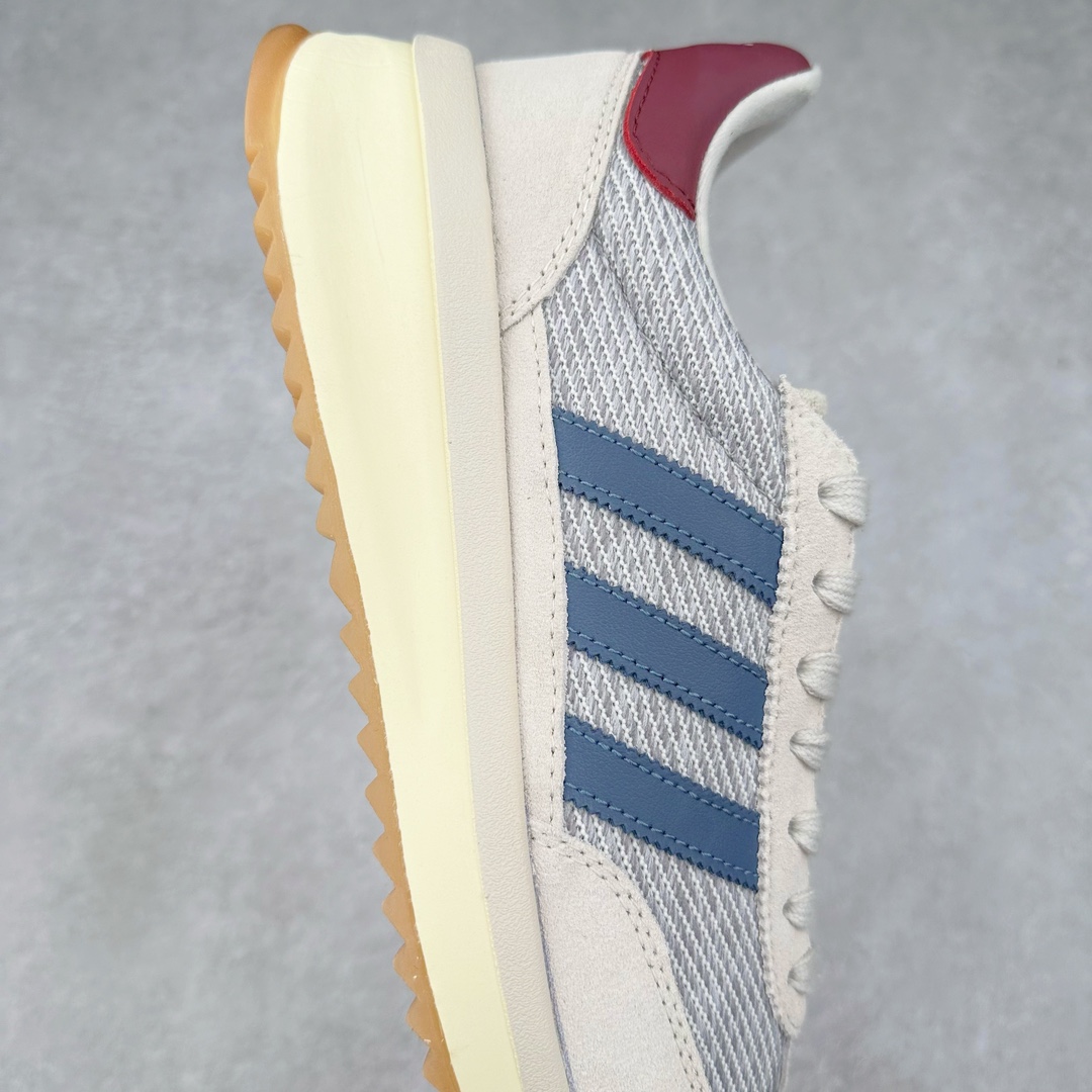 图片[6]-AD SL72 RS系列德训足球风百搭低帮休闲运动板鞋 阿迪达斯Originals推出复古「T头鞋」造型的SL72鞋款复刻，有男女两款可选。男生款为SL72RS，鞋型挺立饱满，鞋底增加高度，采用麂皮与布面制作，符合复古氛围；女生款为SL72OGW，致敬经典款式，鞋身纤细，还原70年代设计，以绿色呈现，点缀金色细节。多款配色可选。「T 头鞋」这两年有多火大家见到了吧？明星、穿搭博主几乎人手一双，凭借复古味的外观，以及亲民的价格，同样成为了不少球鞋玩家日常上脚首选。近日 adidas Originals 将有「T 头鞋」造型的诞生于 1972 年的 SL72 鞋款复刻带回，各位买鞋又有新选择了。1972 年 SL72 问世后，引领了后来阿迪达斯的跑鞋发展方向，其中「SL」代表了 Super Light，彰显了产品轻便的特性。1972 年 SL72 问世后，引领了后来阿迪达斯的跑鞋发展方向，其中「SL」代表了 Super Light，彰显了产品轻便的特性。这次 adidas Originals 延续其轻质经典的基因，带来男女两款 SL72。男生款带来 SL72 RS 鞋型，RS 意为 Reshaped（重塑），鞋款在保留了经典的外观基础上，在尼龙材质里增加了填充物，使鞋型更加挺立和饱满，鞋头则更加圆润，鞋底的 EVA 材质则增加了鞋款的高度。女生款则带来 SL72 OG W 鞋型，OG 顾名思义则是致敬经典款式，相较于 RS（Reshaped）鞋款，鞋身更加纤细，其整体鞋身轮廓、线条、细节、材质上尊崇 70 年代 SL72 的设计，还原经典味道。尺码：36 36⅔ 37⅓ 38 38⅔ 39⅓ 40 40⅔ 41⅓ 42 42⅔ 43⅓ 44 44⅔ 45-选品中心