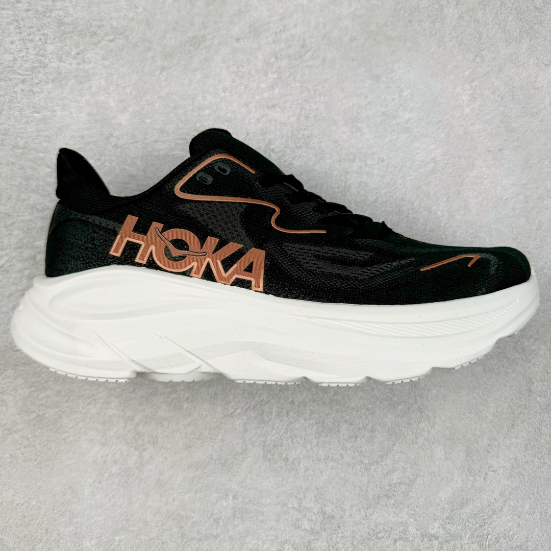 HOKA ONE ONE Clifton 克里夫顿10代专业性能减震公路跑步鞋 轻盈透气的针织网面和纱线的使用让鞋面更挺拔 增强鞋面的强度和支撑性能 搭配柔软的鞋舌 让双脚在舒适包裹中跑的更加畅快 全新泡棉中底 柔软的同时增强回弹性能 为不同跑者提供更平稳流畅的脚感 带来全面的缓冲保护 根据人体工程学设计的延长拉襟 后跟处弹软的海绵填充舒适固定 避免掉跟和摩擦 相比上一代光滑的内衬 Clifton 9的内衬增强了摩擦力 避免双脚在鞋内滑动 尺码：36 36.5 37.5 38 38.5 39 40 40.5 41 42 42.5 43 44 44.5 45-选品中心