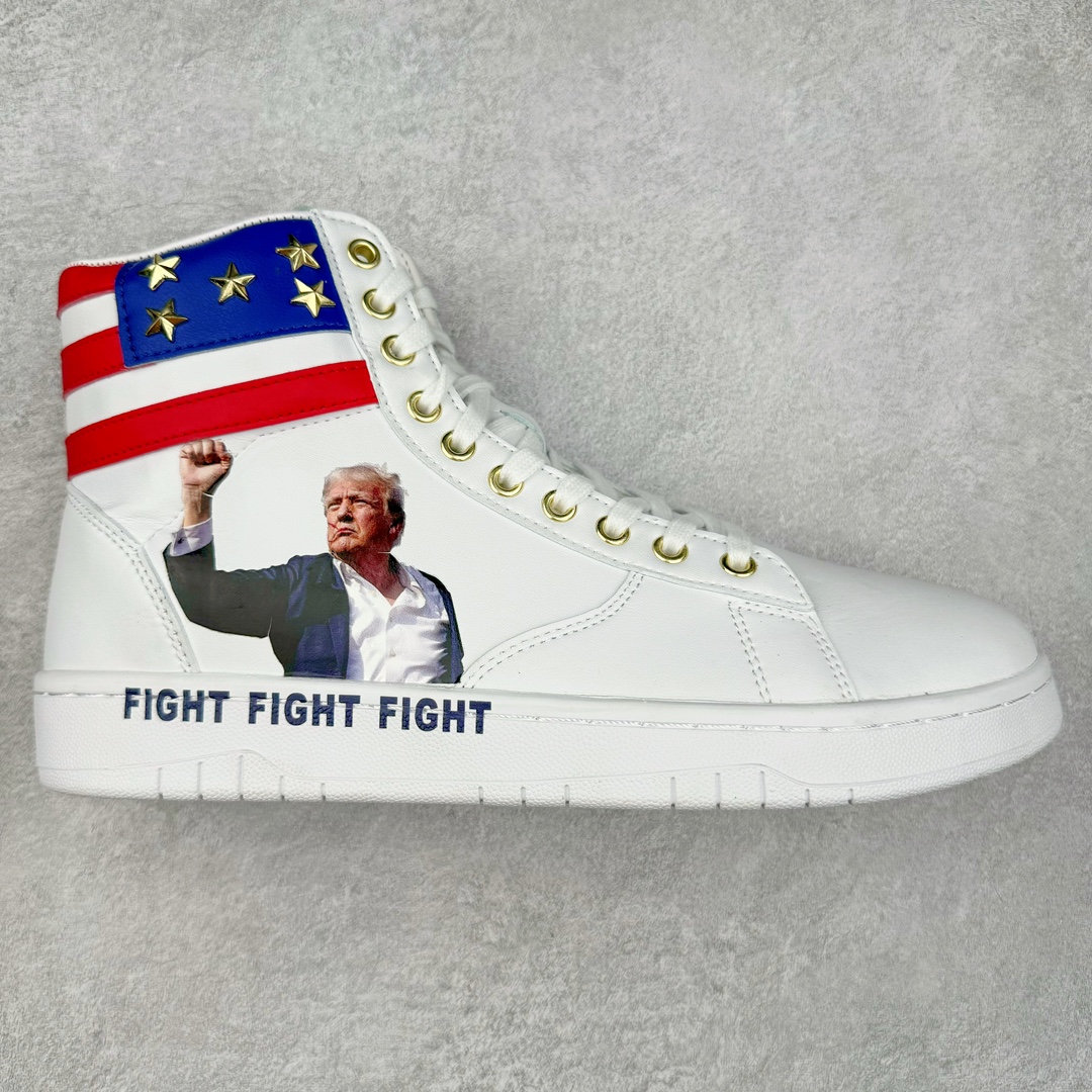 特朗普推出一款“永不投降”运动鞋，特朗普个人运动鞋品牌Trump Never Surrender High-Top 特朗普一代系列高帮总统休闲运动篮球板鞋“皮革液态银USA”PKTLP001 美国前总统特朗普（Donald Trump）日前推出一双要价399美元、名为“永不投降（Never Surrender High-Tops）”的金色高筒运动鞋，引发外界抢购，该运动鞋在推出不到半天的时间即售罄。对此，现任总统拜登（Joe Biden）竞选团队感到不以为然，抨击特朗普兜售盗版奢侈品品牌Off-White球鞋。尺码：40 40.5 41 42 42.5 43 44 44.5 45 46 47.5-选品中心