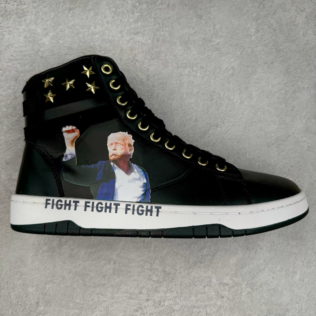 特朗普推出一款“永不投降”运动鞋，特朗普个人运动鞋品牌Trump Never Surrender High-Top 特朗普一代系列高帮总统休闲运动篮球板鞋“皮革液态银USA”PKTLP001 美国前总统特朗普（Donald Trump）日前推出一双要价399美元、名为“永不投降（Never Surrender High-Tops）”的金色高筒运动鞋，引发外界抢购，该运动鞋在推出不到半天的时间即售罄。对此，现任总统拜登（Joe Biden）竞选团队感到不以为然，抨击特朗普兜售盗版奢侈品品牌Off-White球鞋。尺码：40 40.5 41 42 42.5 43 44 44.5 45 46 47.5-选品中心