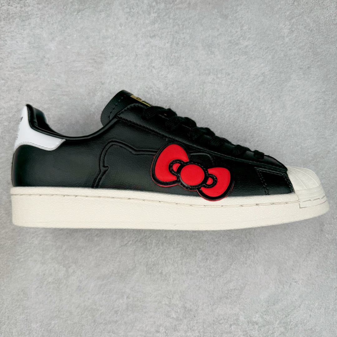 AD Originals Superstar 经典复古贝壳头板鞋 IF4399 诞生于1969年 是第一双将全皮面鞋 身与橡胶鞋头结合在一起的低帮篮球鞋 Superstar最开始 是作为高帮篮球鞋Pro Model的低帮版本而出现的 但因为其独特和醒目的橡胶鞋头造型而让大家熟知 被大家形象地称为\\\