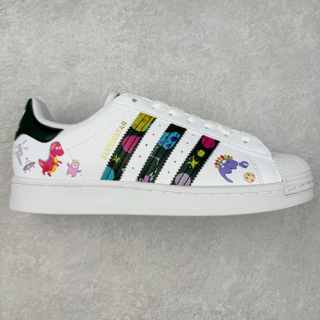 AD Originals Superstar 经典复古贝壳头板鞋 EG4958 诞生于1969年 是第一双将全皮面鞋 身与橡胶鞋头结合在一起的低帮篮球鞋 Superstar最开始 是作为高帮篮球鞋Pro Model的低帮版本而出现的 但因为其独特和醒目的橡胶鞋头造型而让大家熟知 被大家形象地称为\\\”shelltoe\\\”贝壳头 在70年代的美国职业篮球场上 接近3/4的NBA球员都将这双Superstar作为场上用鞋 80年代之后 经过不断的改良和发展 Superstar逐渐成为横跨时装、音乐、街头文化、休闲和运动等各大领域的时尚潮鞋 尺码：36 36.5 37 38 38.5 39 40 40.5 41 42 42.5 43 44 44.5 45-选品中心