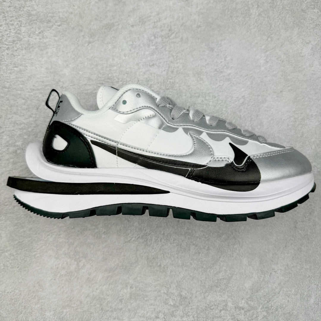 ＃XP纯原 Sacai x NK VaporWaffle 联名款华夫3.0潮流休闲增高运动鞋 白银配色 DD1875-201 海外高端零售专属订单 只服务市场百分之五高端客户 全套原楦原纸版原鞋开模 全网最具灵魂的版型 皮料卡色质感均保持原鞋一致 原装油墨Logo手工描漆 原装大底米色部分外尖内方 大底开口上翘弧度 后跟开口弧度高度原鞋一致 全鞋电脑针车 原厂鞋舌织唛标 原盒原配 中文合格证质保卡 客订外包保护盒‼️尺码：35.5 36 36.5 37.5 38 38.5 39 40 40.5 41 42 42.5 43 44 44.5 45 46 47.5-选品中心