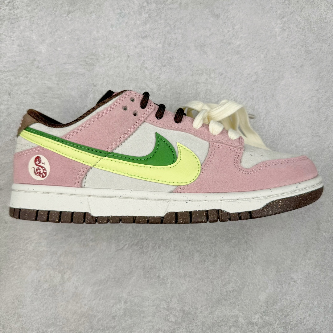 ＃CS NK Dunk Low SE 85 双钩复古休闲板鞋 HV1799-161 口碑大厂出品 品控大底版型不断改良更新品质稳定 全套原纸板楦头开发 确保原汁原味 完美呈现DUNK版型 原厂玻璃冲刀 超高清洁度 全鞋零毛边皮料切割 采用绒面革材质 鞋身左右侧均配有皮革质双 Swoosh 兰色搭配上白色 85年纪念标放在鞋舌的位置 简洁干净的配色设计 绝对是日常出街上脚的不二选择 尺码：36 36.5 37.5 38 38.5 39 40 40.5 41 42 42.5 43 44 44.5 45 46-选品中心