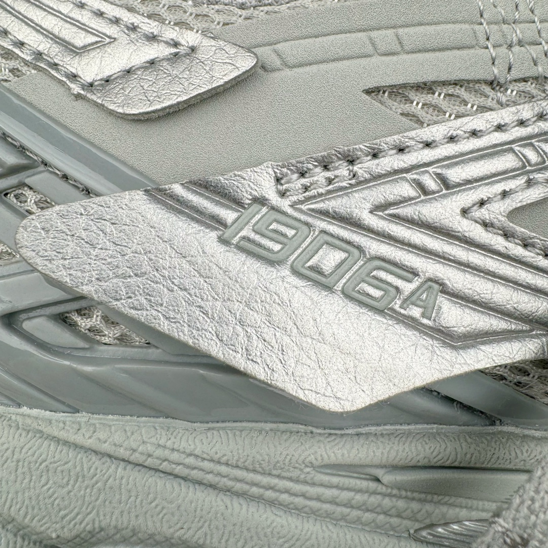 图片[17]-＃M纯原 New Balance M1906AG 银灰 NB新百伦潮流复古织物皮革减震防滑耐磨轻便低帮跑步鞋 原档数据独立私模大底 唯一正确六层组合大底 RB前软后硬 百分百还原原鞋脚感 基于市场现有版本全新升级调整 NB市场最强产物 全网最全配色加持 全套原楦原纸板原厂数据开发 全鞋电脑针车加持 原厂网布 原装进口头层翻毛皮料正确绒感卡色 正确中底拉帮中底网布细节 一比一手工擦旧效果 冲裁组合 匠心打造 耗时两个月开发完成 工艺极其复杂难度可想而知 高端零售专供产物 尺码：36 37 37.5 38 38.5 39.5 40 40.5 41.5 42 42.5 43 44 44.5 45 45.5 46.5 47-选品中心