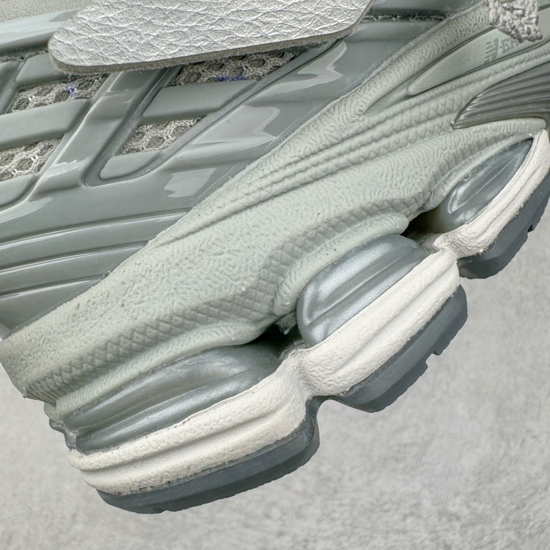 图片[13]-＃M纯原 New Balance M1906AG 银灰 NB新百伦潮流复古织物皮革减震防滑耐磨轻便低帮跑步鞋 原档数据独立私模大底 唯一正确六层组合大底 RB前软后硬 百分百还原原鞋脚感 基于市场现有版本全新升级调整 NB市场最强产物 全网最全配色加持 全套原楦原纸板原厂数据开发 全鞋电脑针车加持 原厂网布 原装进口头层翻毛皮料正确绒感卡色 正确中底拉帮中底网布细节 一比一手工擦旧效果 冲裁组合 匠心打造 耗时两个月开发完成 工艺极其复杂难度可想而知 高端零售专供产物 尺码：36 37 37.5 38 38.5 39.5 40 40.5 41.5 42 42.5 43 44 44.5 45 45.5 46.5 47-选品中心