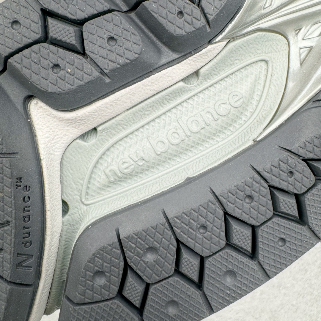 图片[20]-＃M纯原 New Balance M1906AG 银灰 NB新百伦潮流复古织物皮革减震防滑耐磨轻便低帮跑步鞋 原档数据独立私模大底 唯一正确六层组合大底 RB前软后硬 百分百还原原鞋脚感 基于市场现有版本全新升级调整 NB市场最强产物 全网最全配色加持 全套原楦原纸板原厂数据开发 全鞋电脑针车加持 原厂网布 原装进口头层翻毛皮料正确绒感卡色 正确中底拉帮中底网布细节 一比一手工擦旧效果 冲裁组合 匠心打造 耗时两个月开发完成 工艺极其复杂难度可想而知 高端零售专供产物 尺码：36 37 37.5 38 38.5 39.5 40 40.5 41.5 42 42.5 43 44 44.5 45 45.5 46.5 47-选品中心