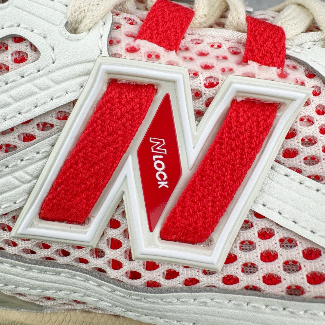 图片[12]-＃M纯原 New Balance M1906RO 白红 NB新百伦潮流复古织物皮革减震防滑耐磨轻便低帮跑步鞋 原档数据独立私模大底 唯一正确六层组合大底 RB前软后硬 百分百还原原鞋脚感 基于市场现有版本全新升级调整 NB市场最强产物 全网最全配色加持 全套原楦原纸板原厂数据开发 全鞋电脑针车加持 原厂网布 原装进口头层翻毛皮料正确绒感卡色 正确中底拉帮中底网布细节 一比一手工擦旧效果 冲裁组合 匠心打造 耗时两个月开发完成 工艺极其复杂难度可想而知 高端零售专供产物 尺码：36 37 37.5 38 38.5 39.5 40 40.5 41.5 42 42.5 43 44 44.5 45 45.5 46.5 47-选品中心