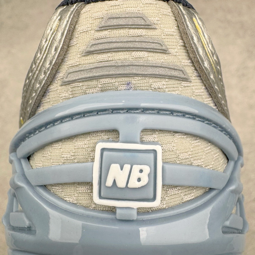 图片[17]-＃M纯原 Kith x NB New Balance M1906RKC 联名白蓝 全套原楦原纸板原厂数据开发 进口三明治网面 原装进口皮料正确绒感卡色 正确中底拉帮中底网布细节 原厂标裁 带紫光防伪 定制后跟透明水晶模块 冲裁组合 大底贴合程度胶水上色把控完美 整洁度挑战全网艺术家 多道序QC把关品质完善 匠心打造 耗时两个月开发完成 工艺极其复杂难度可想而知 新开独立私模大底 全网唯一正确六层组合大底 高端零售专供产物 尺码：36 37 37.5 38 38.5 39 40 40.5 41 42 42.5 43 44 45.5 46.5 47-选品中心