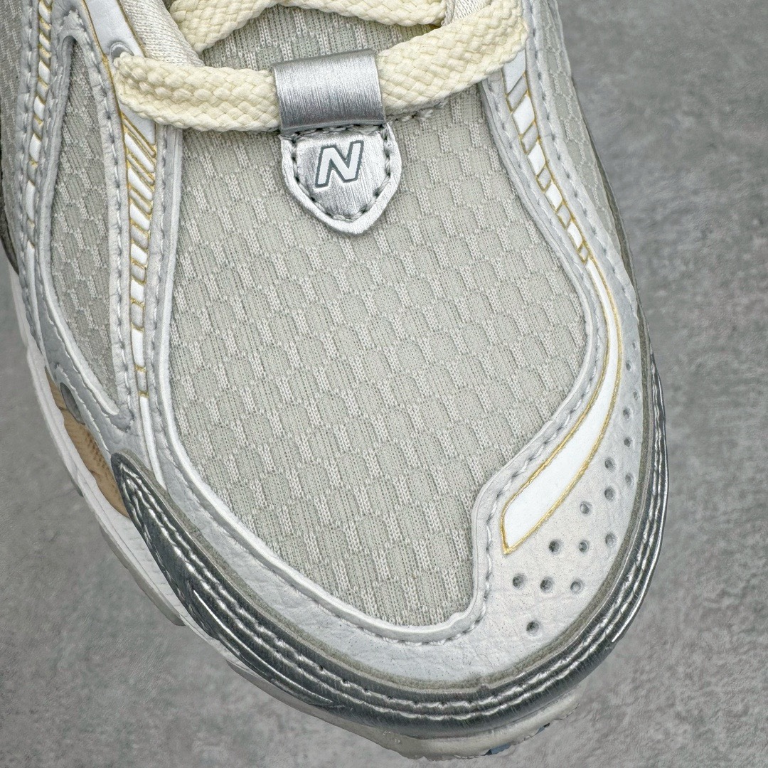 图片[16]-＃M纯原 Kith x NB New Balance M1906RKC 联名白蓝 全套原楦原纸板原厂数据开发 进口三明治网面 原装进口皮料正确绒感卡色 正确中底拉帮中底网布细节 原厂标裁 带紫光防伪 定制后跟透明水晶模块 冲裁组合 大底贴合程度胶水上色把控完美 整洁度挑战全网艺术家 多道序QC把关品质完善 匠心打造 耗时两个月开发完成 工艺极其复杂难度可想而知 新开独立私模大底 全网唯一正确六层组合大底 高端零售专供产物 尺码：36 37 37.5 38 38.5 39 40 40.5 41 42 42.5 43 44 45.5 46.5 47-选品中心