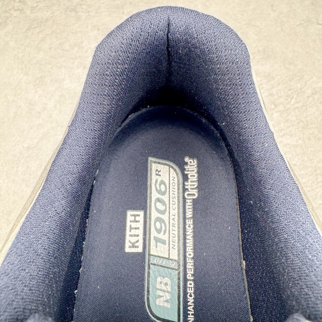 图片[21]-＃M纯原 Kith x NB New Balance M1906RKC 联名白蓝 全套原楦原纸板原厂数据开发 进口三明治网面 原装进口皮料正确绒感卡色 正确中底拉帮中底网布细节 原厂标裁 带紫光防伪 定制后跟透明水晶模块 冲裁组合 大底贴合程度胶水上色把控完美 整洁度挑战全网艺术家 多道序QC把关品质完善 匠心打造 耗时两个月开发完成 工艺极其复杂难度可想而知 新开独立私模大底 全网唯一正确六层组合大底 高端零售专供产物 尺码：36 37 37.5 38 38.5 39 40 40.5 41 42 42.5 43 44 45.5 46.5 47-选品中心