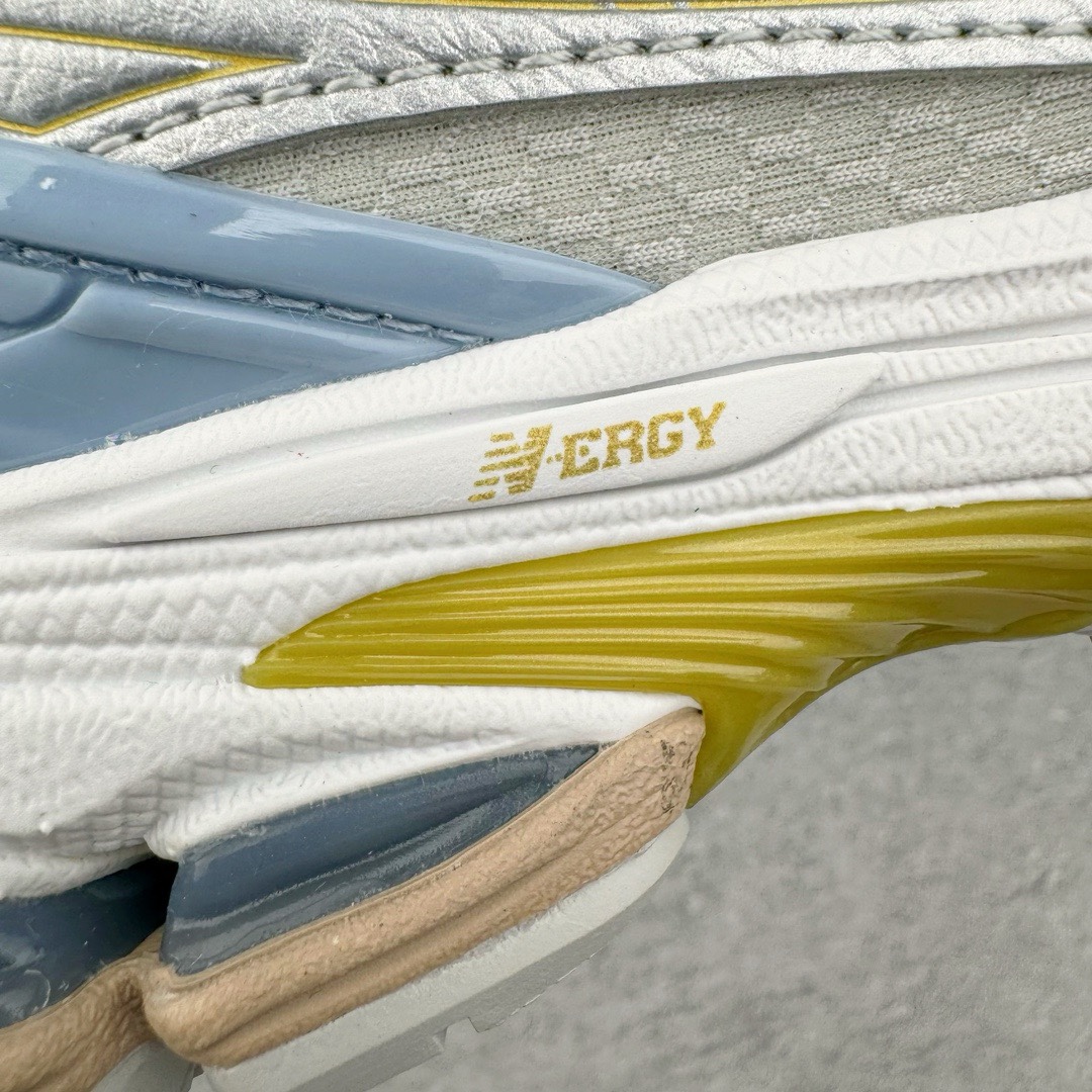 图片[12]-＃M纯原 Kith x NB New Balance M1906RKC 联名白蓝 全套原楦原纸板原厂数据开发 进口三明治网面 原装进口皮料正确绒感卡色 正确中底拉帮中底网布细节 原厂标裁 带紫光防伪 定制后跟透明水晶模块 冲裁组合 大底贴合程度胶水上色把控完美 整洁度挑战全网艺术家 多道序QC把关品质完善 匠心打造 耗时两个月开发完成 工艺极其复杂难度可想而知 新开独立私模大底 全网唯一正确六层组合大底 高端零售专供产物 尺码：36 37 37.5 38 38.5 39 40 40.5 41 42 42.5 43 44 45.5 46.5 47-选品中心