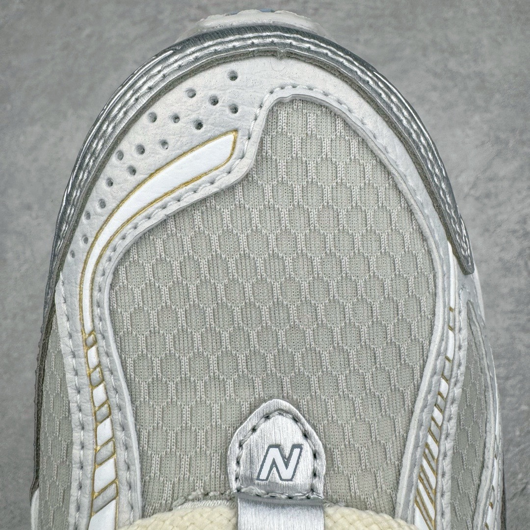 图片[15]-＃M纯原 Kith x NB New Balance M1906RKC 联名白蓝 全套原楦原纸板原厂数据开发 进口三明治网面 原装进口皮料正确绒感卡色 正确中底拉帮中底网布细节 原厂标裁 带紫光防伪 定制后跟透明水晶模块 冲裁组合 大底贴合程度胶水上色把控完美 整洁度挑战全网艺术家 多道序QC把关品质完善 匠心打造 耗时两个月开发完成 工艺极其复杂难度可想而知 新开独立私模大底 全网唯一正确六层组合大底 高端零售专供产物 尺码：36 37 37.5 38 38.5 39 40 40.5 41 42 42.5 43 44 45.5 46.5 47-选品中心