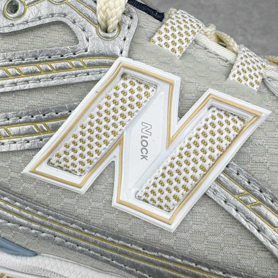 图片[11]-＃M纯原 Kith x NB New Balance M1906RKC 联名白蓝 全套原楦原纸板原厂数据开发 进口三明治网面 原装进口皮料正确绒感卡色 正确中底拉帮中底网布细节 原厂标裁 带紫光防伪 定制后跟透明水晶模块 冲裁组合 大底贴合程度胶水上色把控完美 整洁度挑战全网艺术家 多道序QC把关品质完善 匠心打造 耗时两个月开发完成 工艺极其复杂难度可想而知 新开独立私模大底 全网唯一正确六层组合大底 高端零售专供产物 尺码：36 37 37.5 38 38.5 39 40 40.5 41 42 42.5 43 44 45.5 46.5 47-选品中心