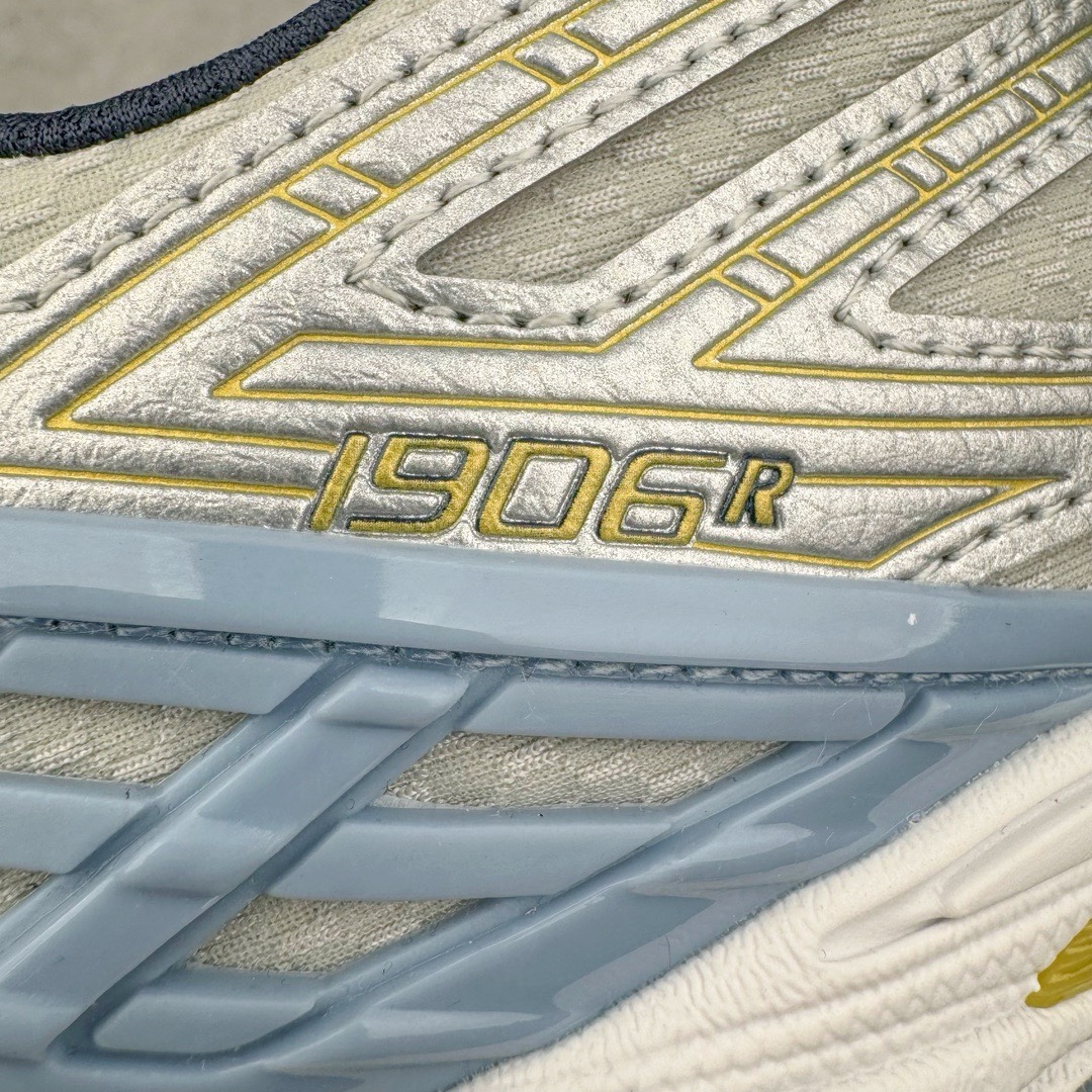 图片[14]-＃M纯原 Kith x NB New Balance M1906RKC 联名白蓝 全套原楦原纸板原厂数据开发 进口三明治网面 原装进口皮料正确绒感卡色 正确中底拉帮中底网布细节 原厂标裁 带紫光防伪 定制后跟透明水晶模块 冲裁组合 大底贴合程度胶水上色把控完美 整洁度挑战全网艺术家 多道序QC把关品质完善 匠心打造 耗时两个月开发完成 工艺极其复杂难度可想而知 新开独立私模大底 全网唯一正确六层组合大底 高端零售专供产物 尺码：36 37 37.5 38 38.5 39 40 40.5 41 42 42.5 43 44 45.5 46.5 47-选品中心