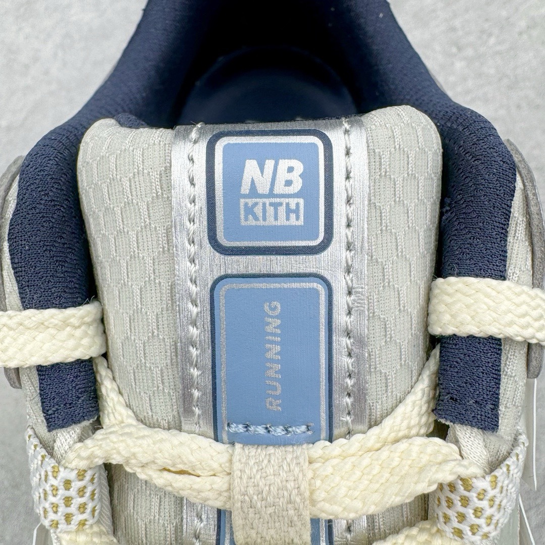 图片[19]-＃M纯原 Kith x NB New Balance M1906RKC 联名白蓝 全套原楦原纸板原厂数据开发 进口三明治网面 原装进口皮料正确绒感卡色 正确中底拉帮中底网布细节 原厂标裁 带紫光防伪 定制后跟透明水晶模块 冲裁组合 大底贴合程度胶水上色把控完美 整洁度挑战全网艺术家 多道序QC把关品质完善 匠心打造 耗时两个月开发完成 工艺极其复杂难度可想而知 新开独立私模大底 全网唯一正确六层组合大底 高端零售专供产物 尺码：36 37 37.5 38 38.5 39 40 40.5 41 42 42.5 43 44 45.5 46.5 47-选品中心