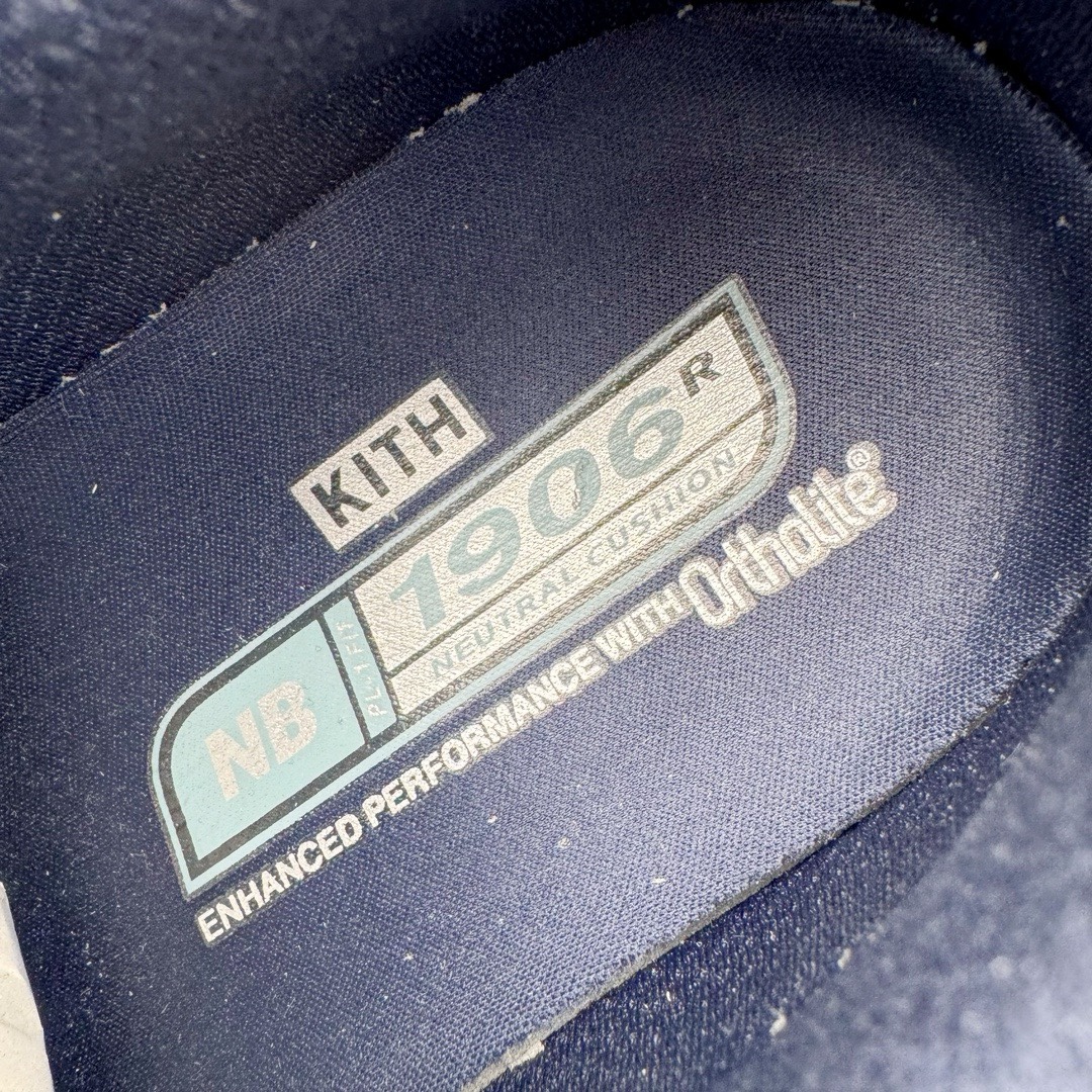 图片[18]-＃M纯原 Kith x NB New Balance M1906RKC 联名白蓝 全套原楦原纸板原厂数据开发 进口三明治网面 原装进口皮料正确绒感卡色 正确中底拉帮中底网布细节 原厂标裁 带紫光防伪 定制后跟透明水晶模块 冲裁组合 大底贴合程度胶水上色把控完美 整洁度挑战全网艺术家 多道序QC把关品质完善 匠心打造 耗时两个月开发完成 工艺极其复杂难度可想而知 新开独立私模大底 全网唯一正确六层组合大底 高端零售专供产物 尺码：36 37 37.5 38 38.5 39 40 40.5 41 42 42.5 43 44 45.5 46.5 47-选品中心