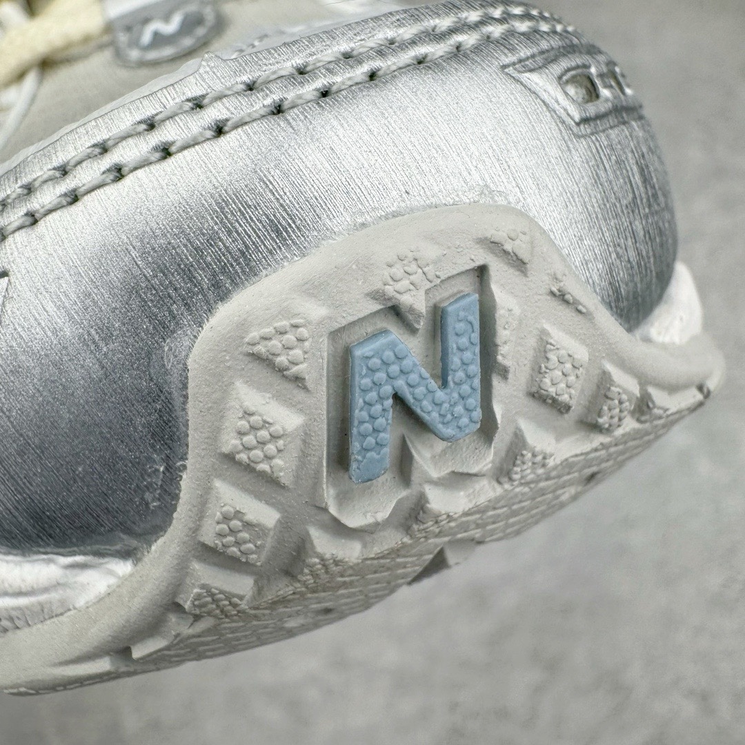 图片[20]-＃M纯原 Kith x NB New Balance M1906RKC 联名白蓝 全套原楦原纸板原厂数据开发 进口三明治网面 原装进口皮料正确绒感卡色 正确中底拉帮中底网布细节 原厂标裁 带紫光防伪 定制后跟透明水晶模块 冲裁组合 大底贴合程度胶水上色把控完美 整洁度挑战全网艺术家 多道序QC把关品质完善 匠心打造 耗时两个月开发完成 工艺极其复杂难度可想而知 新开独立私模大底 全网唯一正确六层组合大底 高端零售专供产物 尺码：36 37 37.5 38 38.5 39 40 40.5 41 42 42.5 43 44 45.5 46.5 47-选品中心