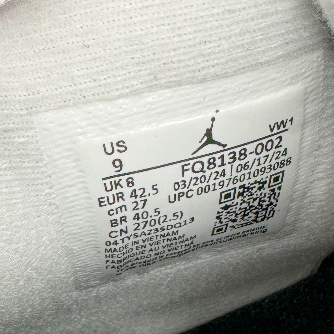 图片[11]-＃KZ神版 Air Jordan AJ4 Retro \\\” Fear \\\” 黑白恐惧 复刻2024版 FQ8138-002 独家外贸特供尺码含 45.5 49.5 50.5 国内外口碑最好最推荐的产品 市场中端王者 亲自操刀耗时半年巨作 全套原纸板楦头开发 确保原汁原味 完美呈现四代版型 一比一鞋头弧度高度鞋身弧度 此版本只针对中端市场 皮料材质有所更替 其他数据细节工艺流程均保持一致 绝不口嗨 细节品控鞋型随意秒杀市面3XX 4XX 原厂TPU网格鞋带扣 正确内里网布 菱角分明不变形无多余毛边 柔软性质感一致于原鞋 市场唯一原厂鞋扣模具 背面可见隐藏注塑口 原厂织唛标 原厂飞人电绣工艺 尾指中部跳三针 独家绑鞋带手法 印刷中底布 四线拉帮 米色美纹纸贴合固定 进口港宝加持 后跟自然饱满 全鞋荧光划线卡点 追求极致完美 每一双都是工艺品 多重QC质检 超越公司货的品控标准 实实在在的免检产品 尺码：40 40.5 41 42 42.5 43 44 44.5 45 45.5 46 47.5 48.5 49.5 50.5-选品中心