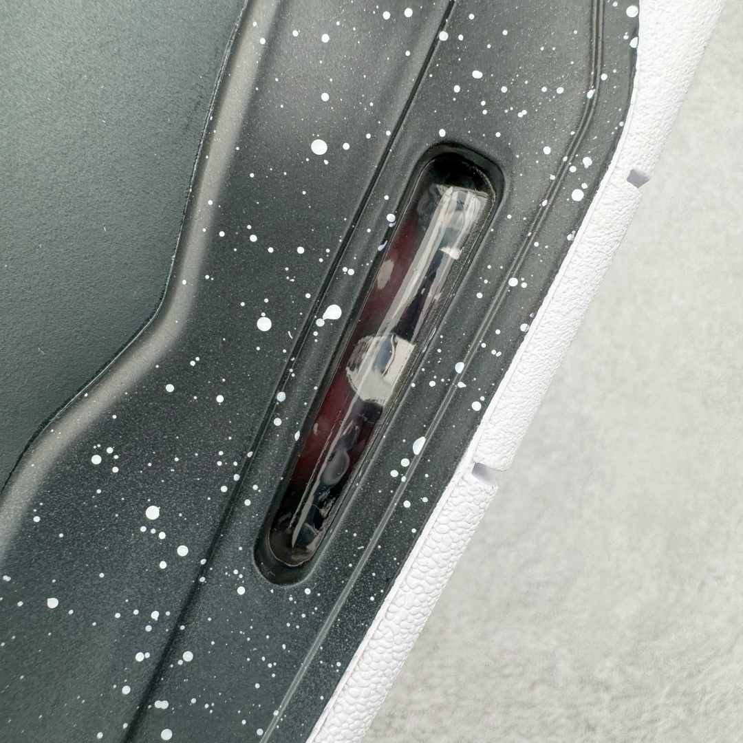 图片[13]-＃KZ神版 Air Jordan AJ4 Retro \\\” Fear \\\” 黑白恐惧 复刻2024版 FQ8138-002 独家外贸特供尺码含 45.5 49.5 50.5 国内外口碑最好最推荐的产品 市场中端王者 亲自操刀耗时半年巨作 全套原纸板楦头开发 确保原汁原味 完美呈现四代版型 一比一鞋头弧度高度鞋身弧度 此版本只针对中端市场 皮料材质有所更替 其他数据细节工艺流程均保持一致 绝不口嗨 细节品控鞋型随意秒杀市面3XX 4XX 原厂TPU网格鞋带扣 正确内里网布 菱角分明不变形无多余毛边 柔软性质感一致于原鞋 市场唯一原厂鞋扣模具 背面可见隐藏注塑口 原厂织唛标 原厂飞人电绣工艺 尾指中部跳三针 独家绑鞋带手法 印刷中底布 四线拉帮 米色美纹纸贴合固定 进口港宝加持 后跟自然饱满 全鞋荧光划线卡点 追求极致完美 每一双都是工艺品 多重QC质检 超越公司货的品控标准 实实在在的免检产品 尺码：40 40.5 41 42 42.5 43 44 44.5 45 45.5 46 47.5 48.5 49.5 50.5-选品中心