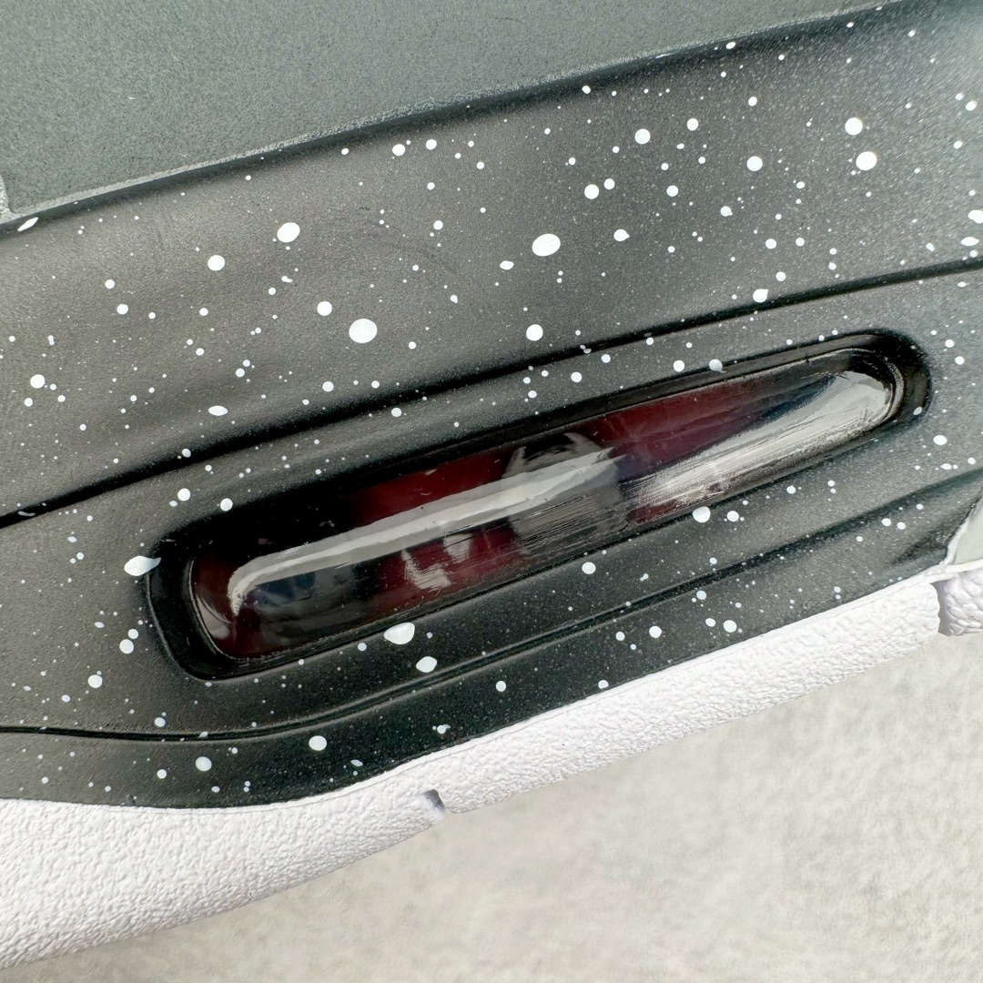 图片[20]-＃KZ神版 Air Jordan AJ4 Retro \\\” Fear \\\” 黑白恐惧 复刻2024版 FQ8138-002 独家外贸特供尺码含 45.5 49.5 50.5 国内外口碑最好最推荐的产品 市场中端王者 亲自操刀耗时半年巨作 全套原纸板楦头开发 确保原汁原味 完美呈现四代版型 一比一鞋头弧度高度鞋身弧度 此版本只针对中端市场 皮料材质有所更替 其他数据细节工艺流程均保持一致 绝不口嗨 细节品控鞋型随意秒杀市面3XX 4XX 原厂TPU网格鞋带扣 正确内里网布 菱角分明不变形无多余毛边 柔软性质感一致于原鞋 市场唯一原厂鞋扣模具 背面可见隐藏注塑口 原厂织唛标 原厂飞人电绣工艺 尾指中部跳三针 独家绑鞋带手法 印刷中底布 四线拉帮 米色美纹纸贴合固定 进口港宝加持 后跟自然饱满 全鞋荧光划线卡点 追求极致完美 每一双都是工艺品 多重QC质检 超越公司货的品控标准 实实在在的免检产品 尺码：40 40.5 41 42 42.5 43 44 44.5 45 45.5 46 47.5 48.5 49.5 50.5-选品中心