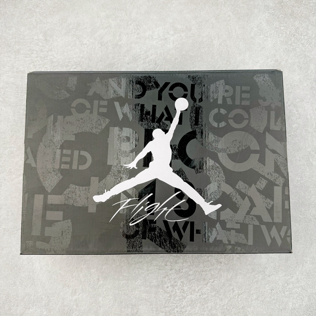 图片[22]-＃KZ神版 Air Jordan AJ4 Retro \\\” Fear \\\” 黑白恐惧 复刻2024版 FQ8138-002 独家外贸特供尺码含 45.5 49.5 50.5 国内外口碑最好最推荐的产品 市场中端王者 亲自操刀耗时半年巨作 全套原纸板楦头开发 确保原汁原味 完美呈现四代版型 一比一鞋头弧度高度鞋身弧度 此版本只针对中端市场 皮料材质有所更替 其他数据细节工艺流程均保持一致 绝不口嗨 细节品控鞋型随意秒杀市面3XX 4XX 原厂TPU网格鞋带扣 正确内里网布 菱角分明不变形无多余毛边 柔软性质感一致于原鞋 市场唯一原厂鞋扣模具 背面可见隐藏注塑口 原厂织唛标 原厂飞人电绣工艺 尾指中部跳三针 独家绑鞋带手法 印刷中底布 四线拉帮 米色美纹纸贴合固定 进口港宝加持 后跟自然饱满 全鞋荧光划线卡点 追求极致完美 每一双都是工艺品 多重QC质检 超越公司货的品控标准 实实在在的免检产品 尺码：40 40.5 41 42 42.5 43 44 44.5 45 45.5 46 47.5 48.5 49.5 50.5-选品中心
