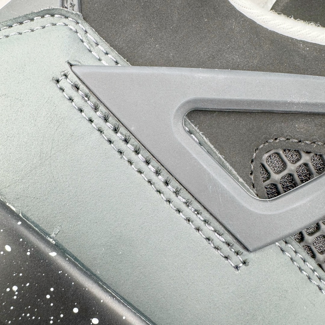图片[19]-＃KZ神版 Air Jordan AJ4 Retro \\\” Fear \\\” 黑白恐惧 复刻2024版 FQ8138-002 独家外贸特供尺码含 45.5 49.5 50.5 国内外口碑最好最推荐的产品 市场中端王者 亲自操刀耗时半年巨作 全套原纸板楦头开发 确保原汁原味 完美呈现四代版型 一比一鞋头弧度高度鞋身弧度 此版本只针对中端市场 皮料材质有所更替 其他数据细节工艺流程均保持一致 绝不口嗨 细节品控鞋型随意秒杀市面3XX 4XX 原厂TPU网格鞋带扣 正确内里网布 菱角分明不变形无多余毛边 柔软性质感一致于原鞋 市场唯一原厂鞋扣模具 背面可见隐藏注塑口 原厂织唛标 原厂飞人电绣工艺 尾指中部跳三针 独家绑鞋带手法 印刷中底布 四线拉帮 米色美纹纸贴合固定 进口港宝加持 后跟自然饱满 全鞋荧光划线卡点 追求极致完美 每一双都是工艺品 多重QC质检 超越公司货的品控标准 实实在在的免检产品 尺码：40 40.5 41 42 42.5 43 44 44.5 45 45.5 46 47.5 48.5 49.5 50.5-选品中心