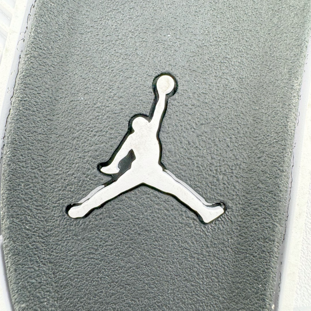 图片[21]-＃KZ神版 Air Jordan AJ4 Retro \\\” Fear \\\” 黑白恐惧 复刻2024版 FQ8138-002 独家外贸特供尺码含 45.5 49.5 50.5 国内外口碑最好最推荐的产品 市场中端王者 亲自操刀耗时半年巨作 全套原纸板楦头开发 确保原汁原味 完美呈现四代版型 一比一鞋头弧度高度鞋身弧度 此版本只针对中端市场 皮料材质有所更替 其他数据细节工艺流程均保持一致 绝不口嗨 细节品控鞋型随意秒杀市面3XX 4XX 原厂TPU网格鞋带扣 正确内里网布 菱角分明不变形无多余毛边 柔软性质感一致于原鞋 市场唯一原厂鞋扣模具 背面可见隐藏注塑口 原厂织唛标 原厂飞人电绣工艺 尾指中部跳三针 独家绑鞋带手法 印刷中底布 四线拉帮 米色美纹纸贴合固定 进口港宝加持 后跟自然饱满 全鞋荧光划线卡点 追求极致完美 每一双都是工艺品 多重QC质检 超越公司货的品控标准 实实在在的免检产品 尺码：40 40.5 41 42 42.5 43 44 44.5 45 45.5 46 47.5 48.5 49.5 50.5-选品中心