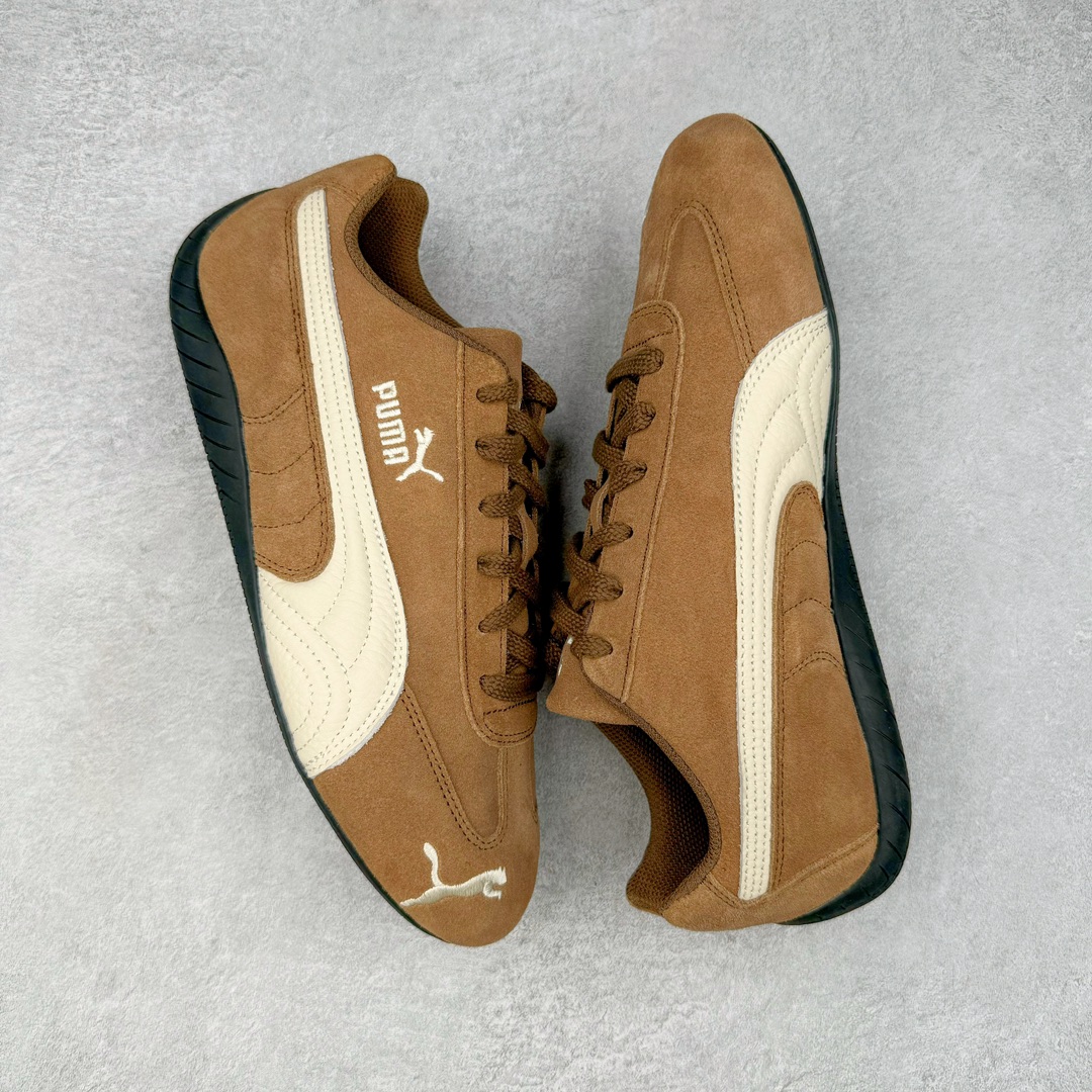 图片[3]-＃S2纯原 PUMA Speedca OG 彪马极速赛车系列低帮德训风拼接复古百搭休闲运动赛车鞋 鞋款从80、90年代赛车手所穿的防火赛车鞋为原型，鞋身线条模仿了赛车的流线廓形，体现了空气动力学原理的结构。简约流畅的外观，恰好又和贯穿其中的Formstrip Logo融合恰到好处，视觉上细节丰富且协调。本次Speedcat OG鞋款归来，最大看点自然式保留了窄版鞋型以及薄底构造。这两年各品牌鞋底越做越厚，Speedcat反其道而行之，上脚几乎无鞋底的效果带来耳目一新的视觉体验。鞋面依旧是以质感细腻的麂皮材质打造，并且大面积近乎全包裹的使用，复古味道也愈发浓烈。配色上更是将最原始的黑色和红色带回，向F1赛车队的标志性队服致敬。相信让各位一眼种草的更多是出挑的大红色，上脚即可瞬间点亮整体造型，在以球鞋为核心的OOTD中脱颖而出。而另一款黑色则是低调的万金油，彰显新潮个性的同时又不喧宾夺主，也是热爱简约系穿搭朋友的首选。 尺码：36 37 37.5 38 38.5 39 40 40.5 41 42 42.5 43 44 44.5 45 46-选品中心