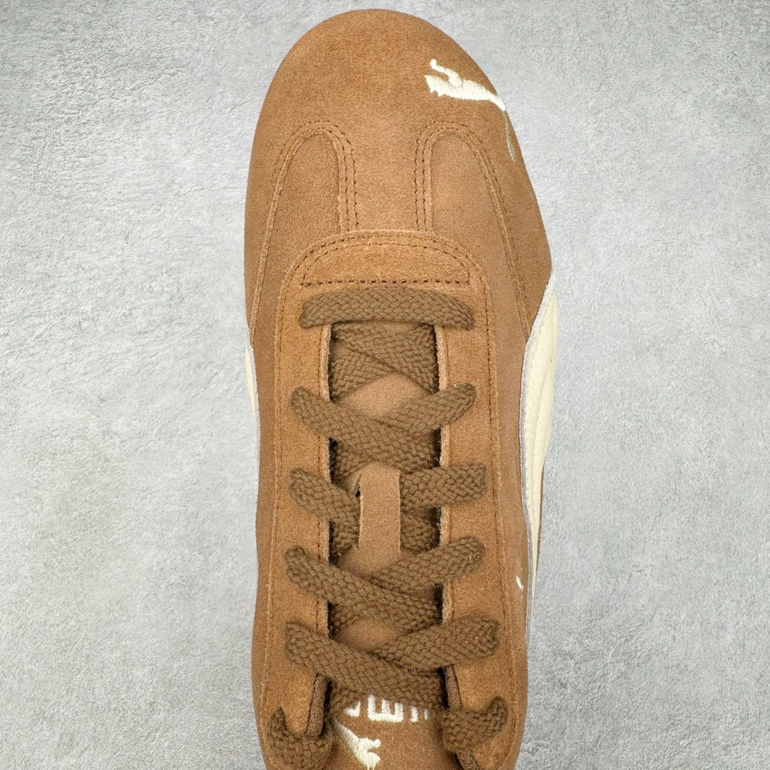 图片[4]-＃S2纯原 PUMA Speedca OG 彪马极速赛车系列低帮德训风拼接复古百搭休闲运动赛车鞋 鞋款从80、90年代赛车手所穿的防火赛车鞋为原型，鞋身线条模仿了赛车的流线廓形，体现了空气动力学原理的结构。简约流畅的外观，恰好又和贯穿其中的Formstrip Logo融合恰到好处，视觉上细节丰富且协调。本次Speedcat OG鞋款归来，最大看点自然式保留了窄版鞋型以及薄底构造。这两年各品牌鞋底越做越厚，Speedcat反其道而行之，上脚几乎无鞋底的效果带来耳目一新的视觉体验。鞋面依旧是以质感细腻的麂皮材质打造，并且大面积近乎全包裹的使用，复古味道也愈发浓烈。配色上更是将最原始的黑色和红色带回，向F1赛车队的标志性队服致敬。相信让各位一眼种草的更多是出挑的大红色，上脚即可瞬间点亮整体造型，在以球鞋为核心的OOTD中脱颖而出。而另一款黑色则是低调的万金油，彰显新潮个性的同时又不喧宾夺主，也是热爱简约系穿搭朋友的首选。 尺码：36 37 37.5 38 38.5 39 40 40.5 41 42 42.5 43 44 44.5 45 46-选品中心