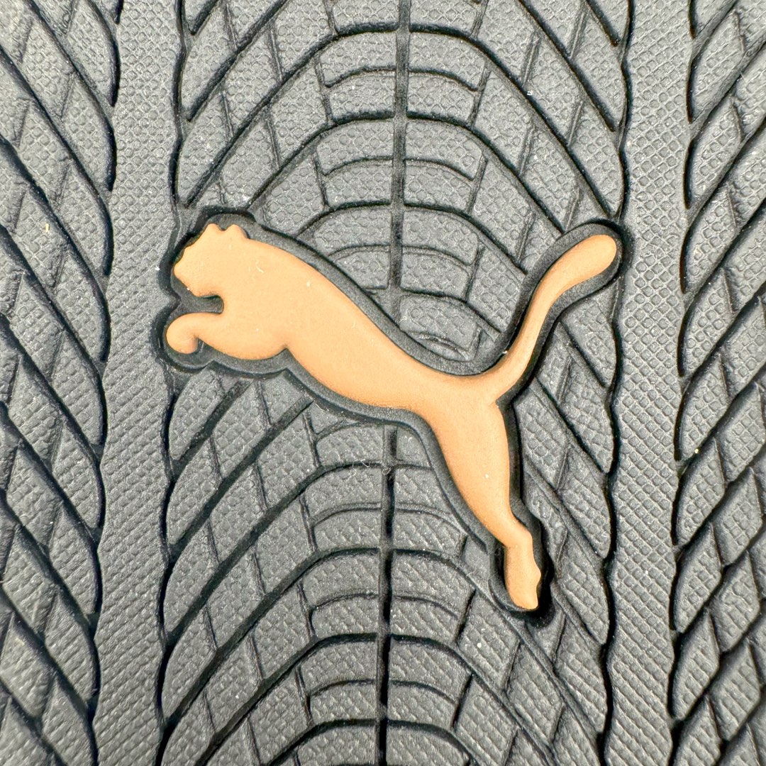 图片[18]-＃S2纯原 PUMA Speedca OG 彪马极速赛车系列低帮德训风拼接复古百搭休闲运动赛车鞋 鞋款从80、90年代赛车手所穿的防火赛车鞋为原型，鞋身线条模仿了赛车的流线廓形，体现了空气动力学原理的结构。简约流畅的外观，恰好又和贯穿其中的Formstrip Logo融合恰到好处，视觉上细节丰富且协调。本次Speedcat OG鞋款归来，最大看点自然式保留了窄版鞋型以及薄底构造。这两年各品牌鞋底越做越厚，Speedcat反其道而行之，上脚几乎无鞋底的效果带来耳目一新的视觉体验。鞋面依旧是以质感细腻的麂皮材质打造，并且大面积近乎全包裹的使用，复古味道也愈发浓烈。配色上更是将最原始的黑色和红色带回，向F1赛车队的标志性队服致敬。相信让各位一眼种草的更多是出挑的大红色，上脚即可瞬间点亮整体造型，在以球鞋为核心的OOTD中脱颖而出。而另一款黑色则是低调的万金油，彰显新潮个性的同时又不喧宾夺主，也是热爱简约系穿搭朋友的首选。 尺码：36 37 37.5 38 38.5 39 40 40.5 41 42 42.5 43 44 44.5 45 46-选品中心