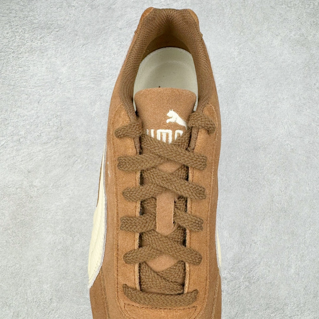 图片[5]-＃S2纯原 PUMA Speedca OG 彪马极速赛车系列低帮德训风拼接复古百搭休闲运动赛车鞋 鞋款从80、90年代赛车手所穿的防火赛车鞋为原型，鞋身线条模仿了赛车的流线廓形，体现了空气动力学原理的结构。简约流畅的外观，恰好又和贯穿其中的Formstrip Logo融合恰到好处，视觉上细节丰富且协调。本次Speedcat OG鞋款归来，最大看点自然式保留了窄版鞋型以及薄底构造。这两年各品牌鞋底越做越厚，Speedcat反其道而行之，上脚几乎无鞋底的效果带来耳目一新的视觉体验。鞋面依旧是以质感细腻的麂皮材质打造，并且大面积近乎全包裹的使用，复古味道也愈发浓烈。配色上更是将最原始的黑色和红色带回，向F1赛车队的标志性队服致敬。相信让各位一眼种草的更多是出挑的大红色，上脚即可瞬间点亮整体造型，在以球鞋为核心的OOTD中脱颖而出。而另一款黑色则是低调的万金油，彰显新潮个性的同时又不喧宾夺主，也是热爱简约系穿搭朋友的首选。 尺码：36 37 37.5 38 38.5 39 40 40.5 41 42 42.5 43 44 44.5 45 46-选品中心