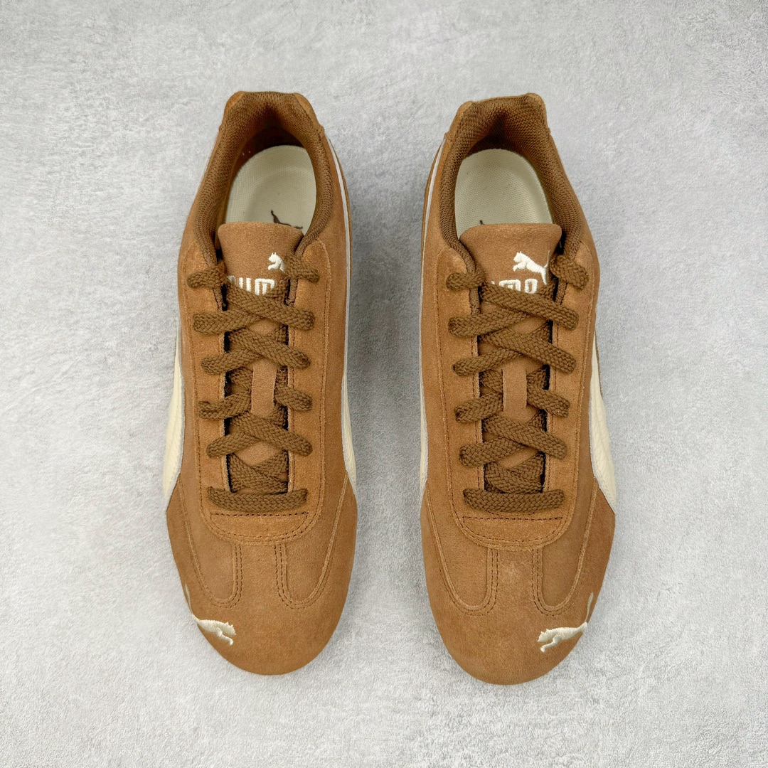 图片[2]-＃S2纯原 PUMA Speedca OG 彪马极速赛车系列低帮德训风拼接复古百搭休闲运动赛车鞋 鞋款从80、90年代赛车手所穿的防火赛车鞋为原型，鞋身线条模仿了赛车的流线廓形，体现了空气动力学原理的结构。简约流畅的外观，恰好又和贯穿其中的Formstrip Logo融合恰到好处，视觉上细节丰富且协调。本次Speedcat OG鞋款归来，最大看点自然式保留了窄版鞋型以及薄底构造。这两年各品牌鞋底越做越厚，Speedcat反其道而行之，上脚几乎无鞋底的效果带来耳目一新的视觉体验。鞋面依旧是以质感细腻的麂皮材质打造，并且大面积近乎全包裹的使用，复古味道也愈发浓烈。配色上更是将最原始的黑色和红色带回，向F1赛车队的标志性队服致敬。相信让各位一眼种草的更多是出挑的大红色，上脚即可瞬间点亮整体造型，在以球鞋为核心的OOTD中脱颖而出。而另一款黑色则是低调的万金油，彰显新潮个性的同时又不喧宾夺主，也是热爱简约系穿搭朋友的首选。 尺码：36 37 37.5 38 38.5 39 40 40.5 41 42 42.5 43 44 44.5 45 46-选品中心