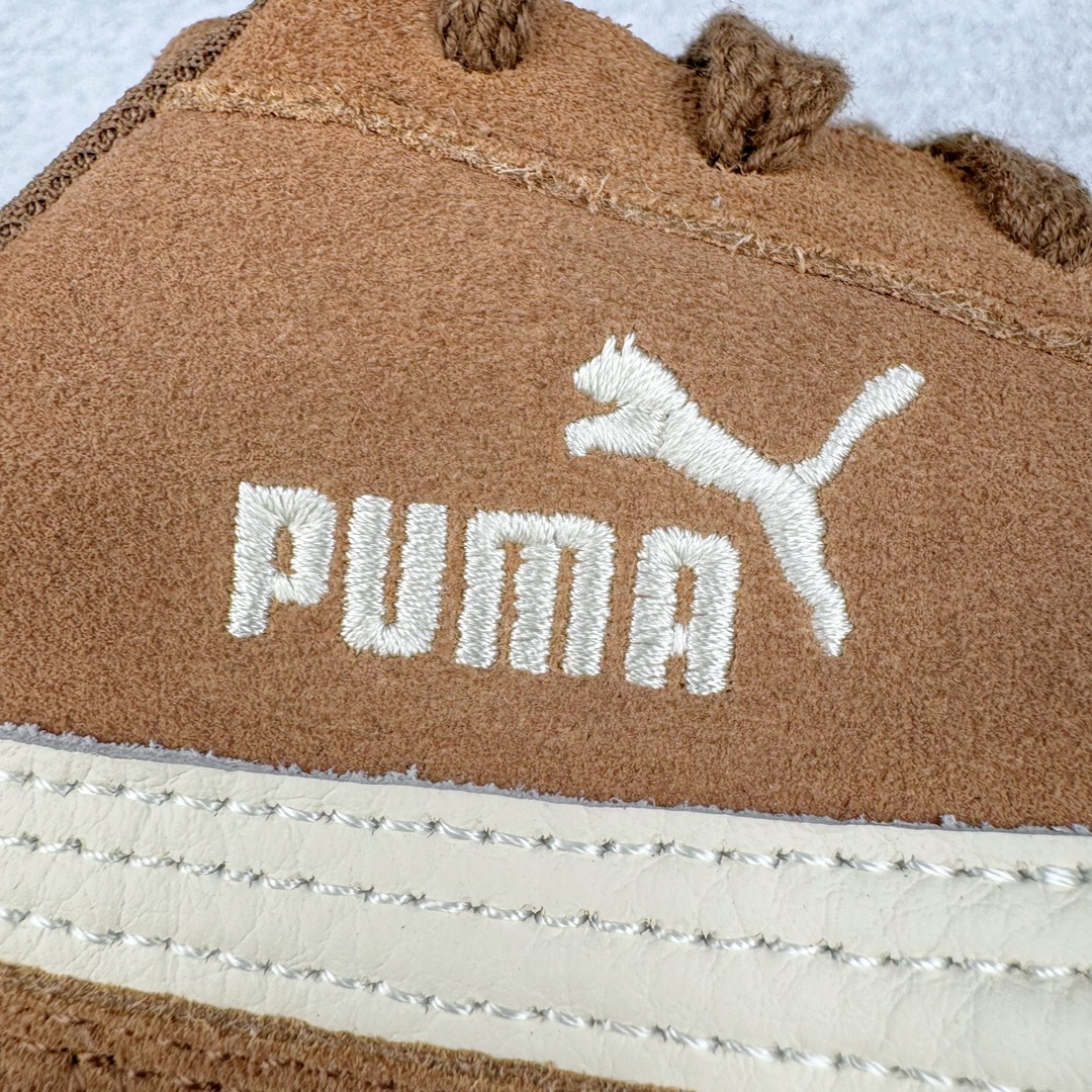 图片[16]-＃S2纯原 PUMA Speedca OG 彪马极速赛车系列低帮德训风拼接复古百搭休闲运动赛车鞋 鞋款从80、90年代赛车手所穿的防火赛车鞋为原型，鞋身线条模仿了赛车的流线廓形，体现了空气动力学原理的结构。简约流畅的外观，恰好又和贯穿其中的Formstrip Logo融合恰到好处，视觉上细节丰富且协调。本次Speedcat OG鞋款归来，最大看点自然式保留了窄版鞋型以及薄底构造。这两年各品牌鞋底越做越厚，Speedcat反其道而行之，上脚几乎无鞋底的效果带来耳目一新的视觉体验。鞋面依旧是以质感细腻的麂皮材质打造，并且大面积近乎全包裹的使用，复古味道也愈发浓烈。配色上更是将最原始的黑色和红色带回，向F1赛车队的标志性队服致敬。相信让各位一眼种草的更多是出挑的大红色，上脚即可瞬间点亮整体造型，在以球鞋为核心的OOTD中脱颖而出。而另一款黑色则是低调的万金油，彰显新潮个性的同时又不喧宾夺主，也是热爱简约系穿搭朋友的首选。 尺码：36 37 37.5 38 38.5 39 40 40.5 41 42 42.5 43 44 44.5 45 46-选品中心