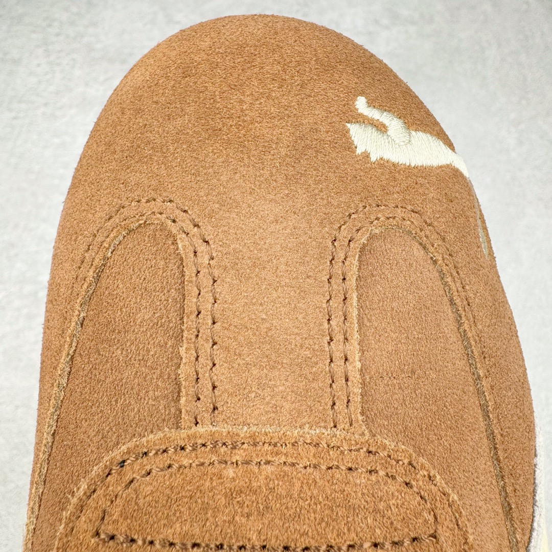 图片[14]-＃S2纯原 PUMA Speedca OG 彪马极速赛车系列低帮德训风拼接复古百搭休闲运动赛车鞋 鞋款从80、90年代赛车手所穿的防火赛车鞋为原型，鞋身线条模仿了赛车的流线廓形，体现了空气动力学原理的结构。简约流畅的外观，恰好又和贯穿其中的Formstrip Logo融合恰到好处，视觉上细节丰富且协调。本次Speedcat OG鞋款归来，最大看点自然式保留了窄版鞋型以及薄底构造。这两年各品牌鞋底越做越厚，Speedcat反其道而行之，上脚几乎无鞋底的效果带来耳目一新的视觉体验。鞋面依旧是以质感细腻的麂皮材质打造，并且大面积近乎全包裹的使用，复古味道也愈发浓烈。配色上更是将最原始的黑色和红色带回，向F1赛车队的标志性队服致敬。相信让各位一眼种草的更多是出挑的大红色，上脚即可瞬间点亮整体造型，在以球鞋为核心的OOTD中脱颖而出。而另一款黑色则是低调的万金油，彰显新潮个性的同时又不喧宾夺主，也是热爱简约系穿搭朋友的首选。 尺码：36 37 37.5 38 38.5 39 40 40.5 41 42 42.5 43 44 44.5 45 46-选品中心