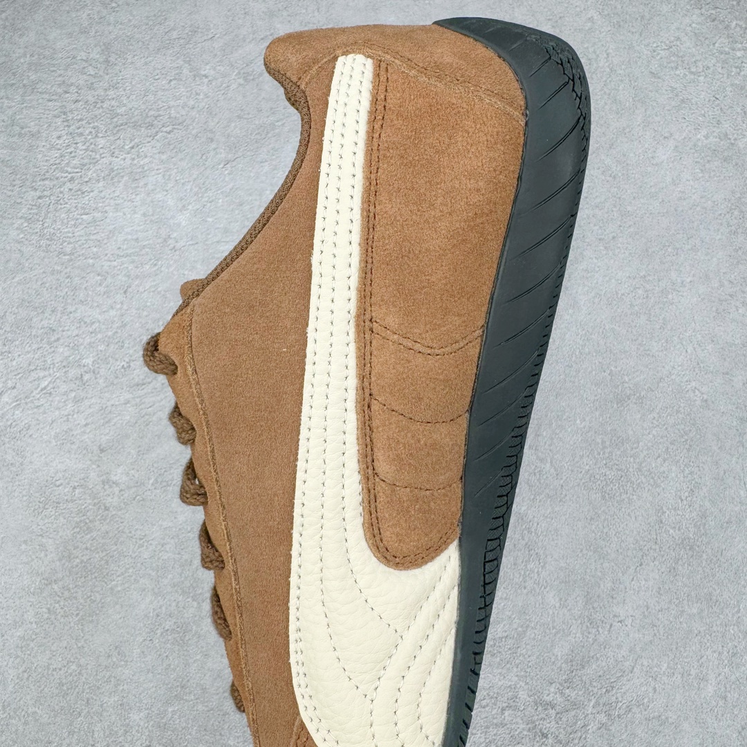 图片[7]-＃S2纯原 PUMA Speedca OG 彪马极速赛车系列低帮德训风拼接复古百搭休闲运动赛车鞋 鞋款从80、90年代赛车手所穿的防火赛车鞋为原型，鞋身线条模仿了赛车的流线廓形，体现了空气动力学原理的结构。简约流畅的外观，恰好又和贯穿其中的Formstrip Logo融合恰到好处，视觉上细节丰富且协调。本次Speedcat OG鞋款归来，最大看点自然式保留了窄版鞋型以及薄底构造。这两年各品牌鞋底越做越厚，Speedcat反其道而行之，上脚几乎无鞋底的效果带来耳目一新的视觉体验。鞋面依旧是以质感细腻的麂皮材质打造，并且大面积近乎全包裹的使用，复古味道也愈发浓烈。配色上更是将最原始的黑色和红色带回，向F1赛车队的标志性队服致敬。相信让各位一眼种草的更多是出挑的大红色，上脚即可瞬间点亮整体造型，在以球鞋为核心的OOTD中脱颖而出。而另一款黑色则是低调的万金油，彰显新潮个性的同时又不喧宾夺主，也是热爱简约系穿搭朋友的首选。 尺码：36 37 37.5 38 38.5 39 40 40.5 41 42 42.5 43 44 44.5 45 46-选品中心